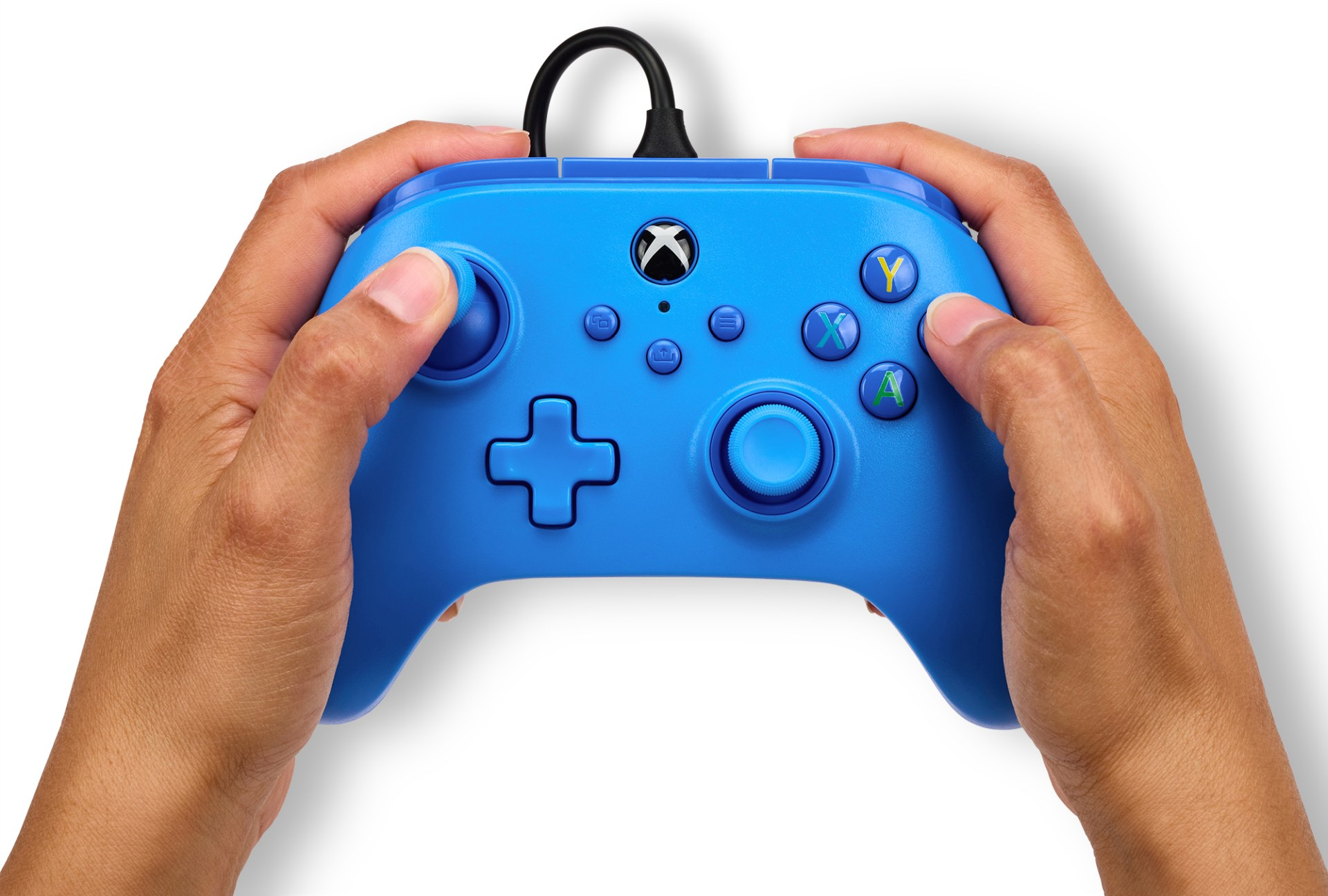 Dłonie trzymające niebieski kontroler Xbox z kablem na białym tle.