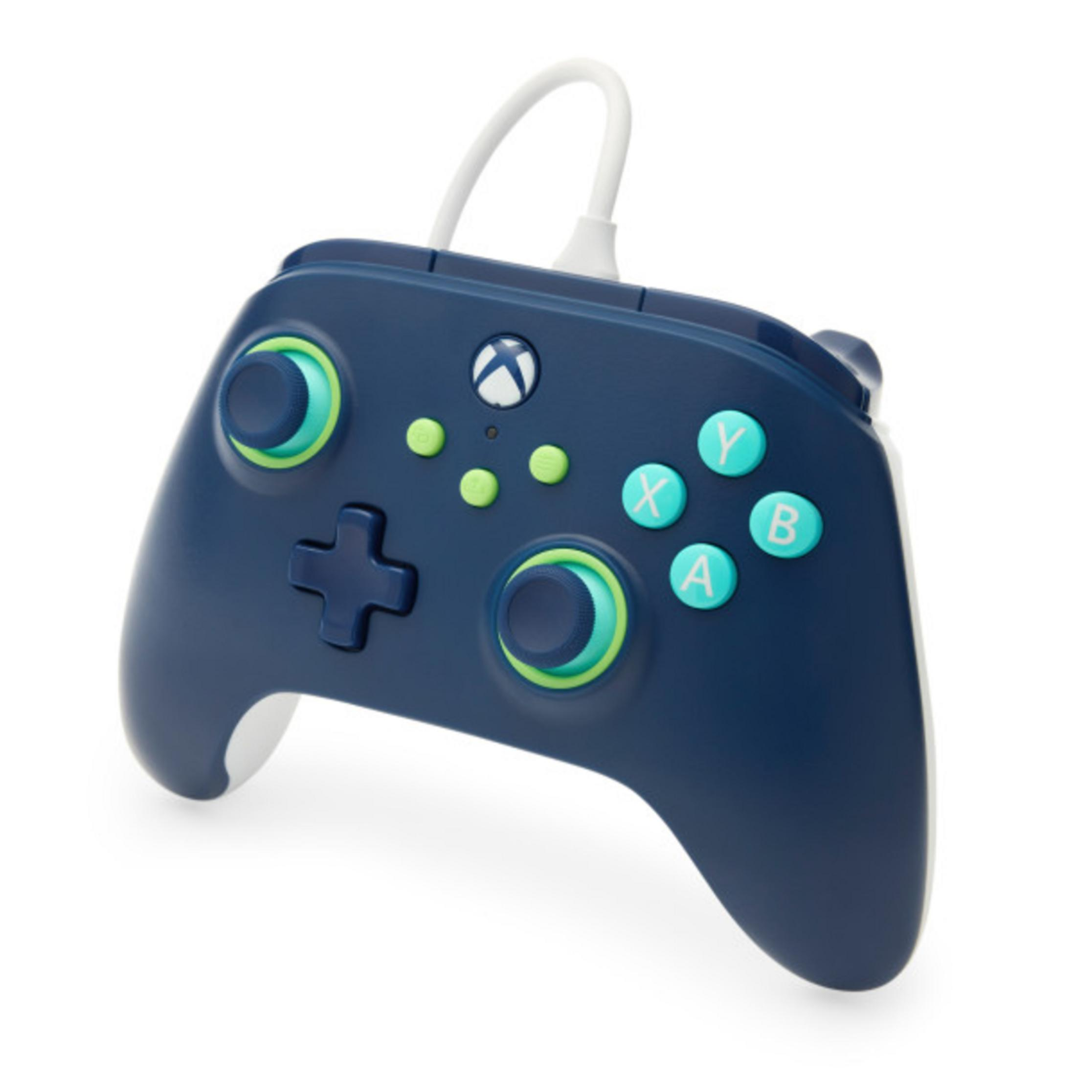 Ciemnoniebieski kontroler Xbox z zielonymi akcentami i białym kablem.