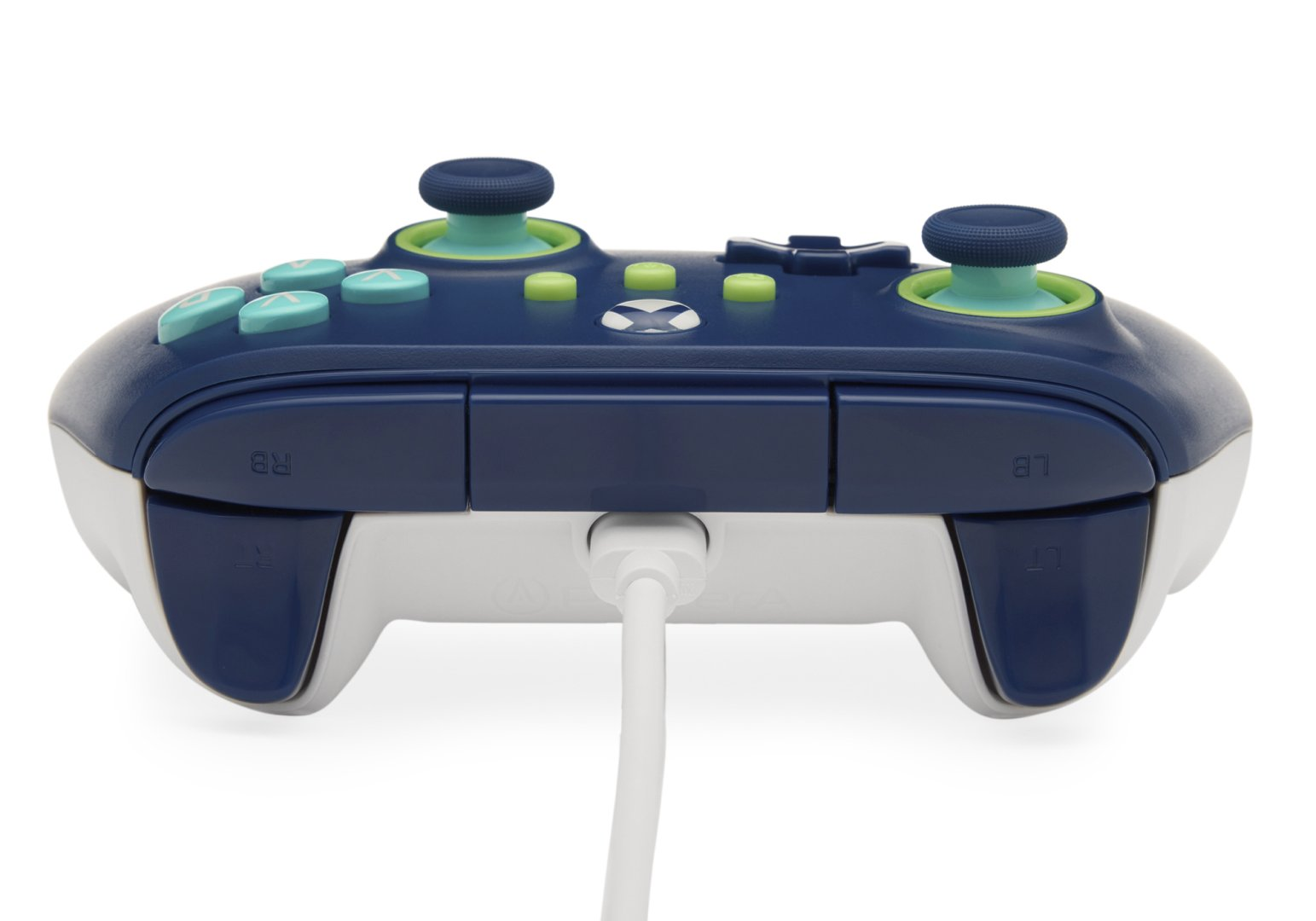 Ciemnoniebieski kontroler Xbox z jasnozielonymi akcentami i białym kablem.