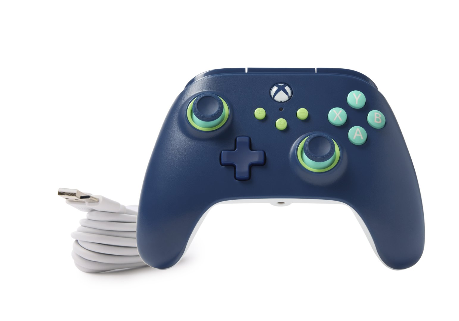 Ciemnoniebieski kontroler Xbox z jasnozielonymi akcentami i białym kablem USB.