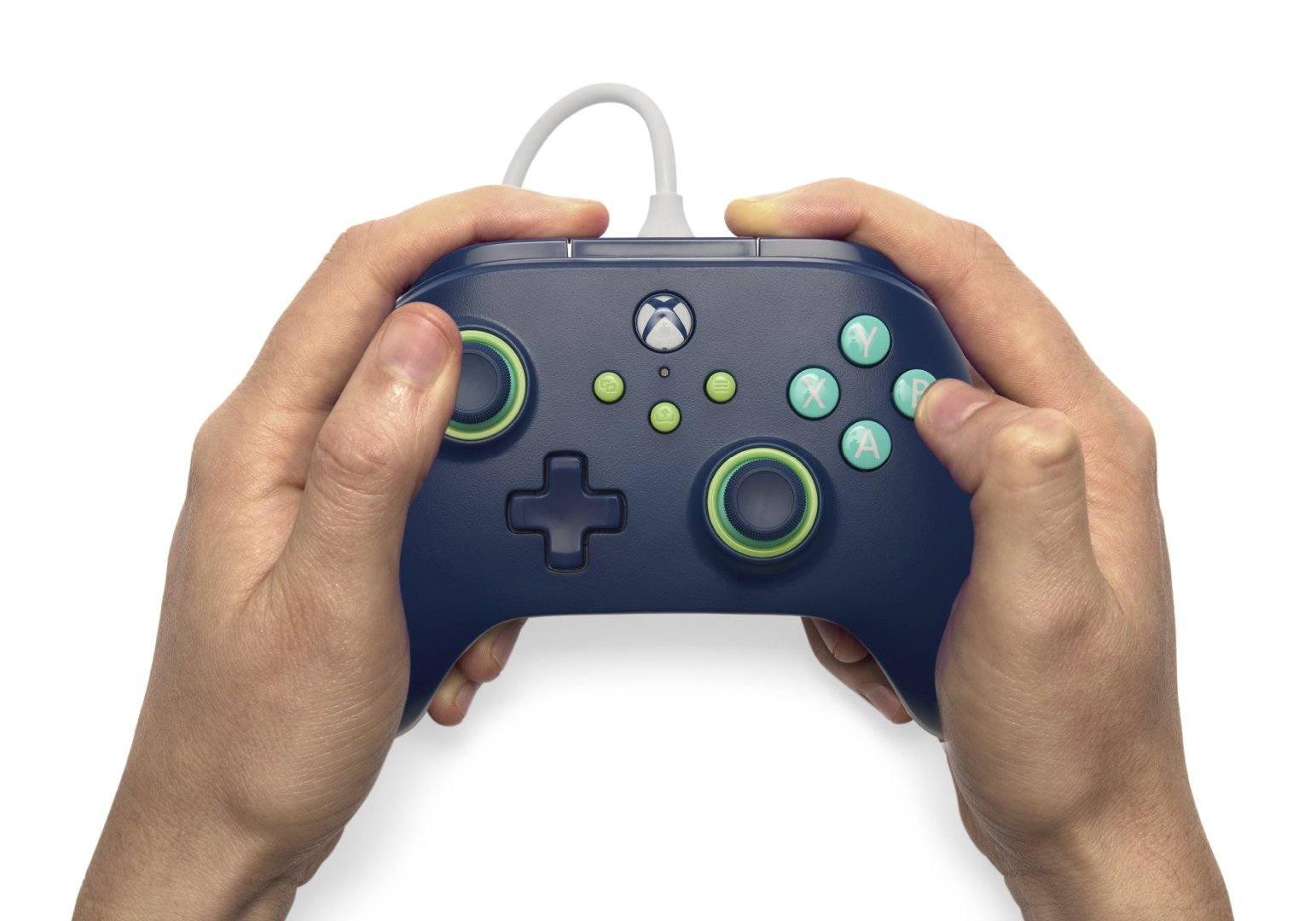 Dłonie trzymają granatowy kontroler Xbox z jasnozielonymi akcentami.