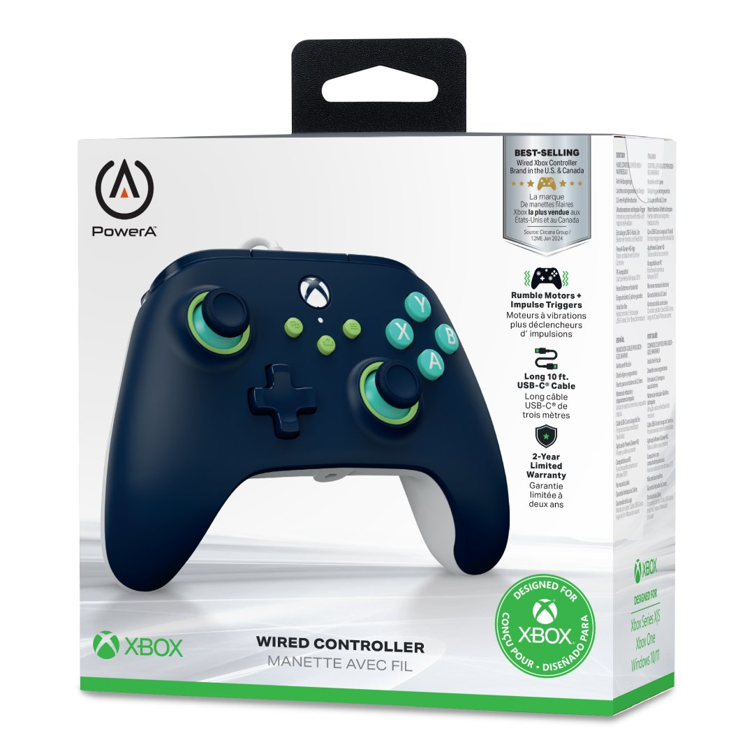 Ciemnoniebieski kontroler Xbox z zielonymi akcentami, zaprezentowany w białym opakowaniu produktu.