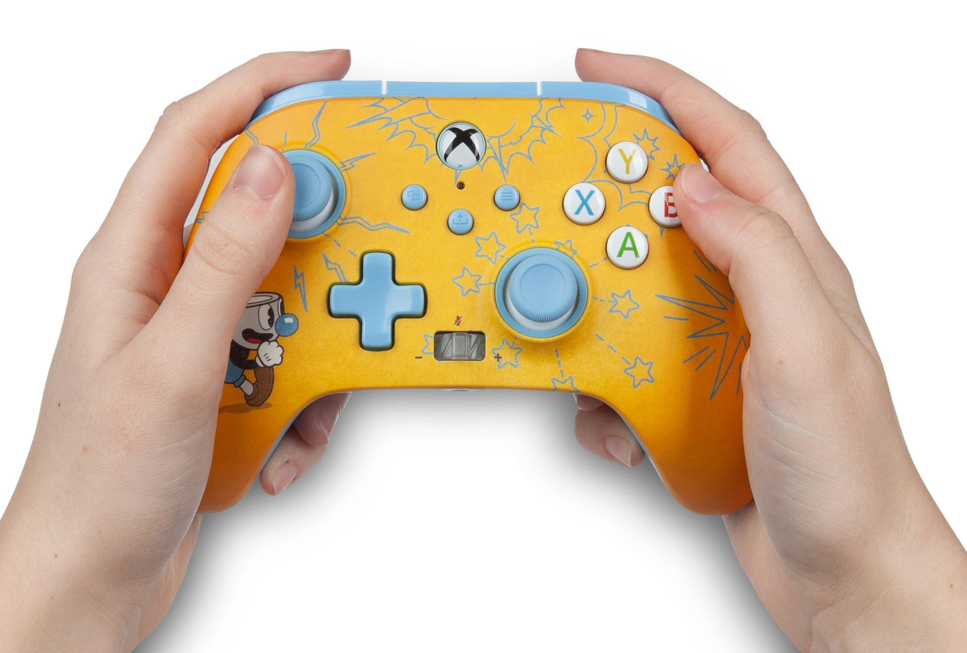 Żółty kontroler Xbox z motywem Cuphead, trzymany przez dwie ręce.