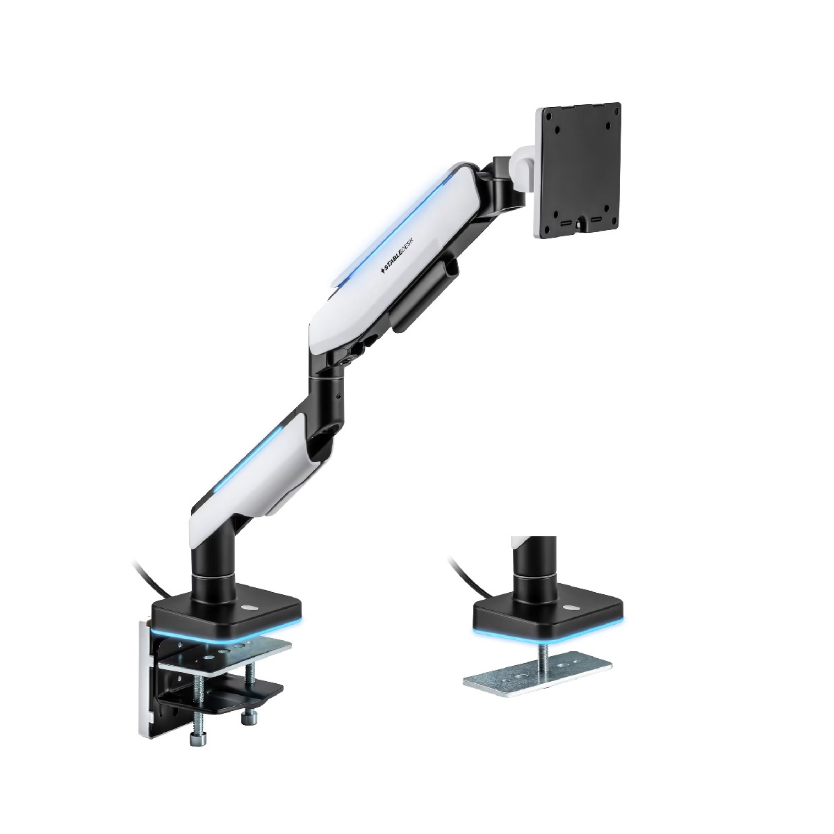 Un braccio per monitor bianco e nero con luce blu, fissato a un morsetto da scrivania.