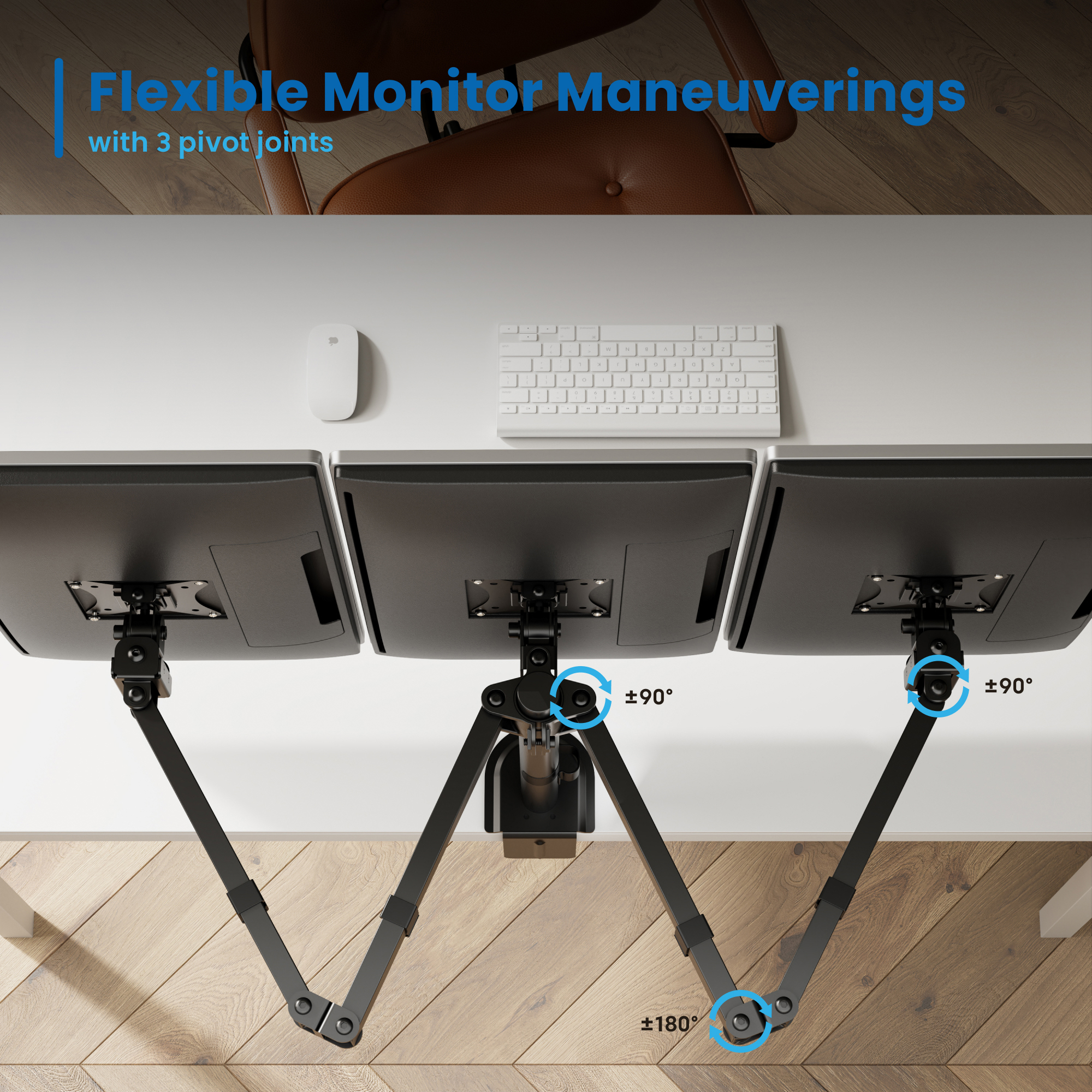 Tre monitor su una scrivania con bracci flessibili, mouse e tastiera.