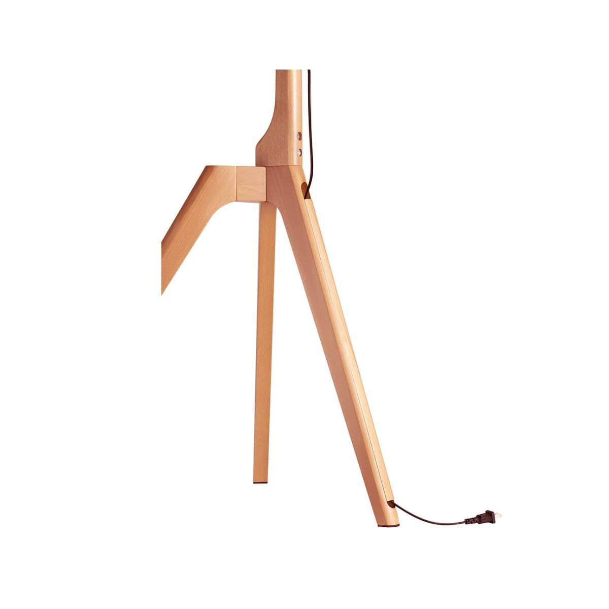 Una base di lampada in legno con tre gambe e un cavo nero con spina.