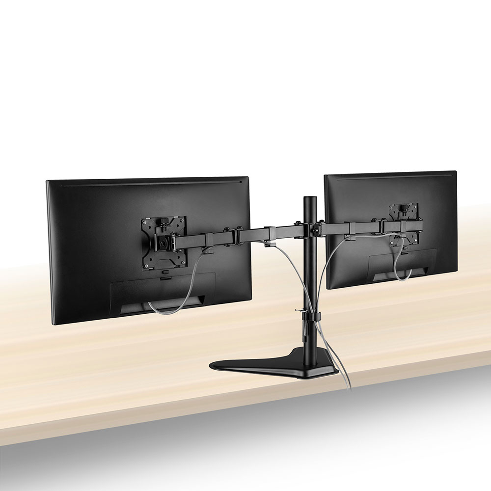 Supporto da scrivania doppio monitor con due monitor neri su superficie in legno chiaro.