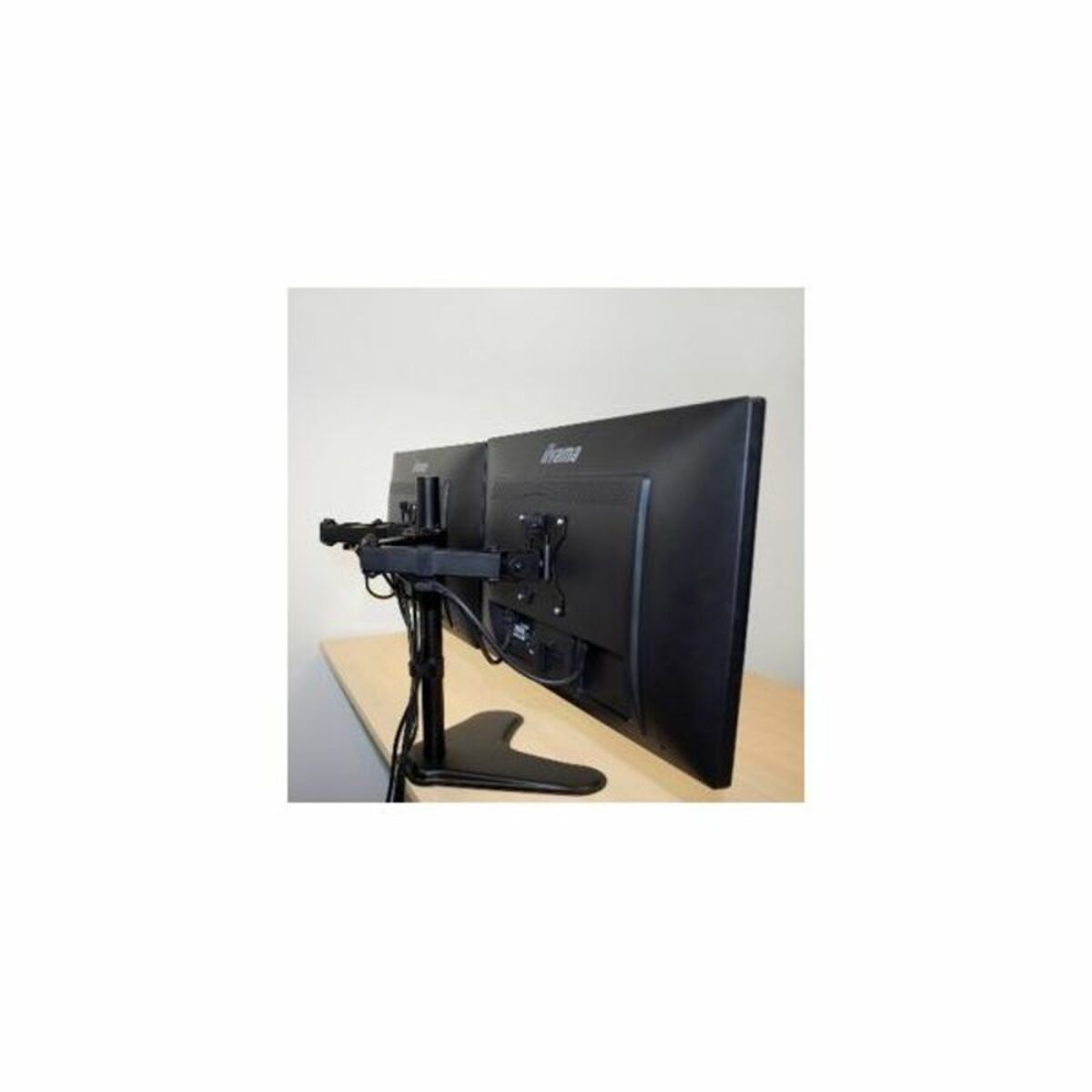 Due monitor neri su una scrivania montati su un supporto nero.