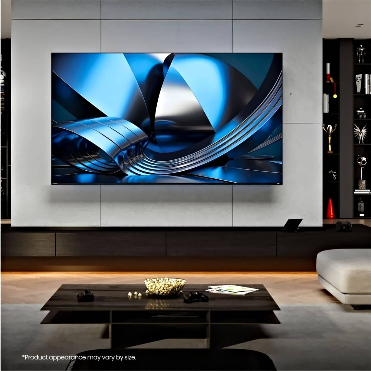 Un salon moderne avec une grande télévision affichant de l'art abstrait bleu et argenté. Une table basse a du pop-corn et des manettes.