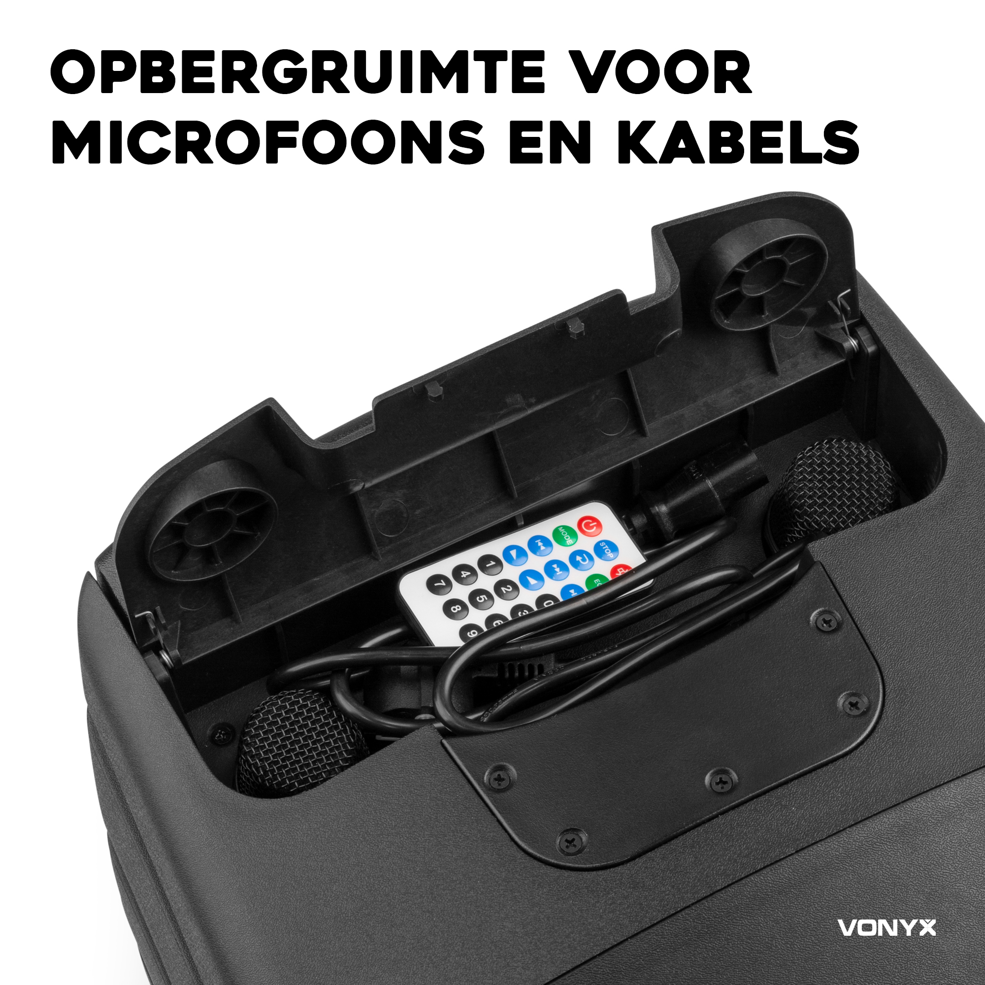 Funda negra con mando a distancia, cables y dos micrófonos dentro.