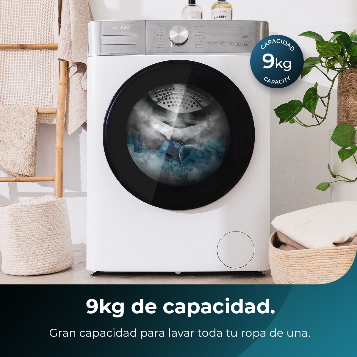 Una lavatrice bianca da 9kg, piena di panni blu.