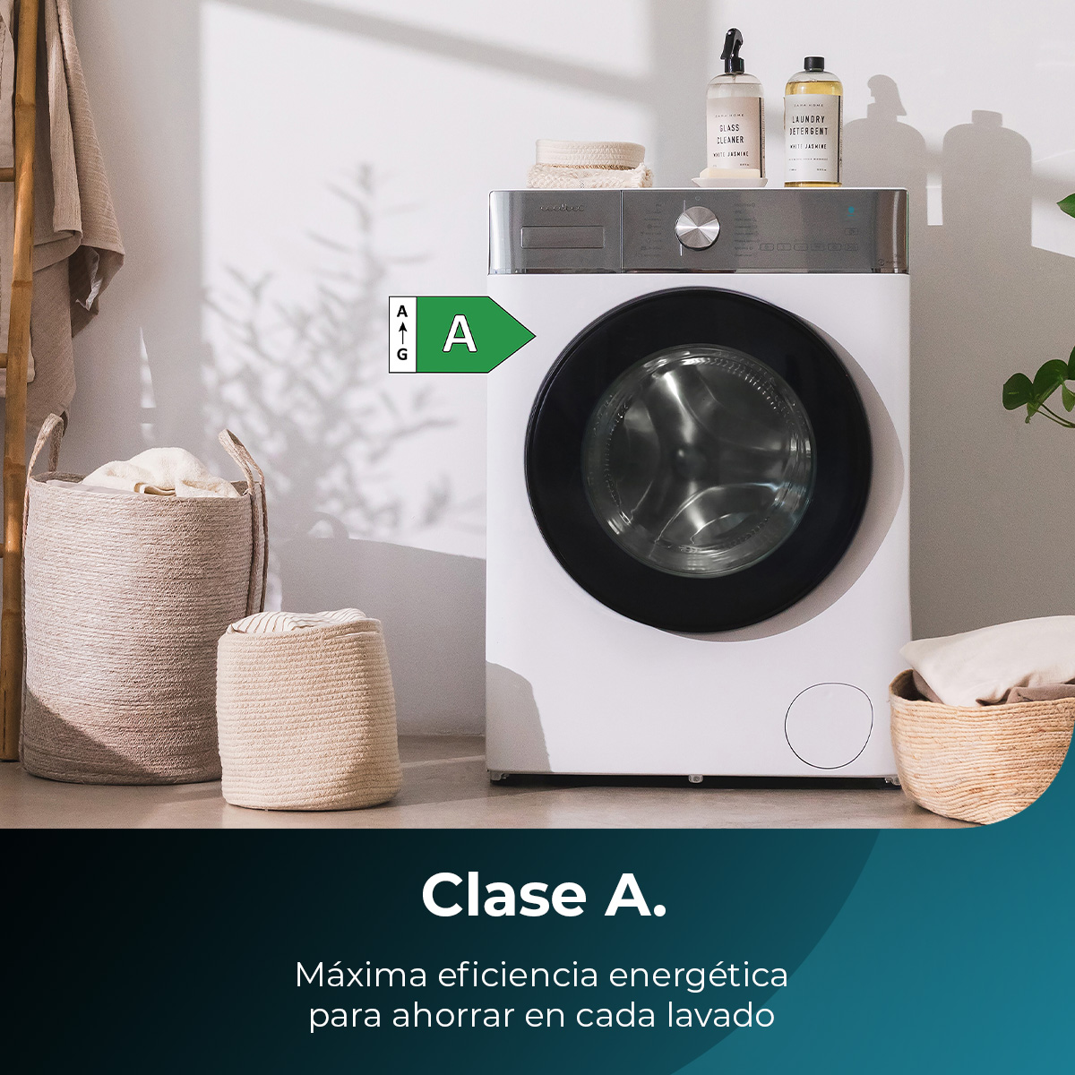 Lavatrice bianca con classe energetica A. Cestini per biancheria e bottiglie nelle vicinanze.