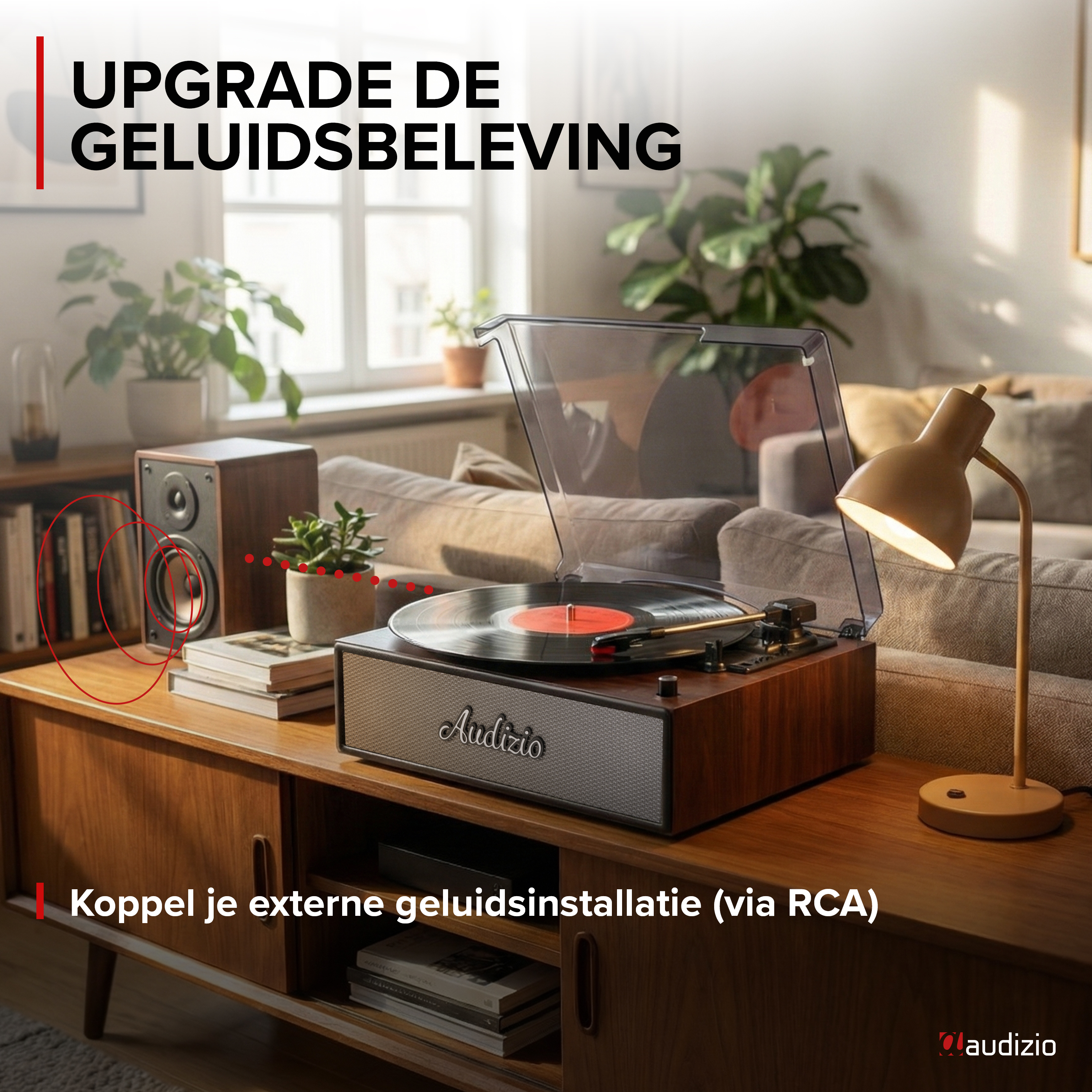 Tourne-disque sur un meuble en bois avec haut-parleur, lampe et canapé.