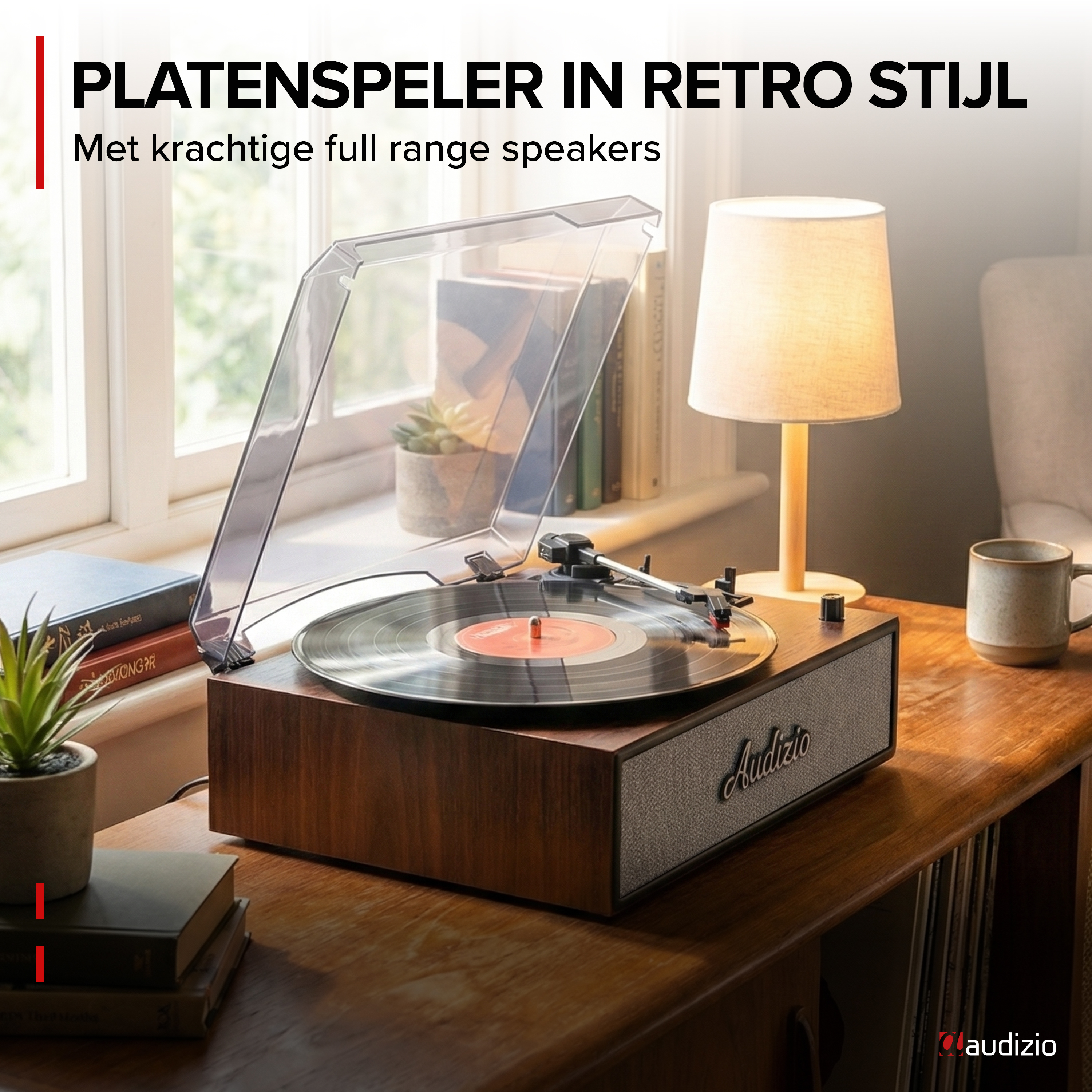 Platine vinyle style rétro avec plateau, bras, lampe, livres et tasse.