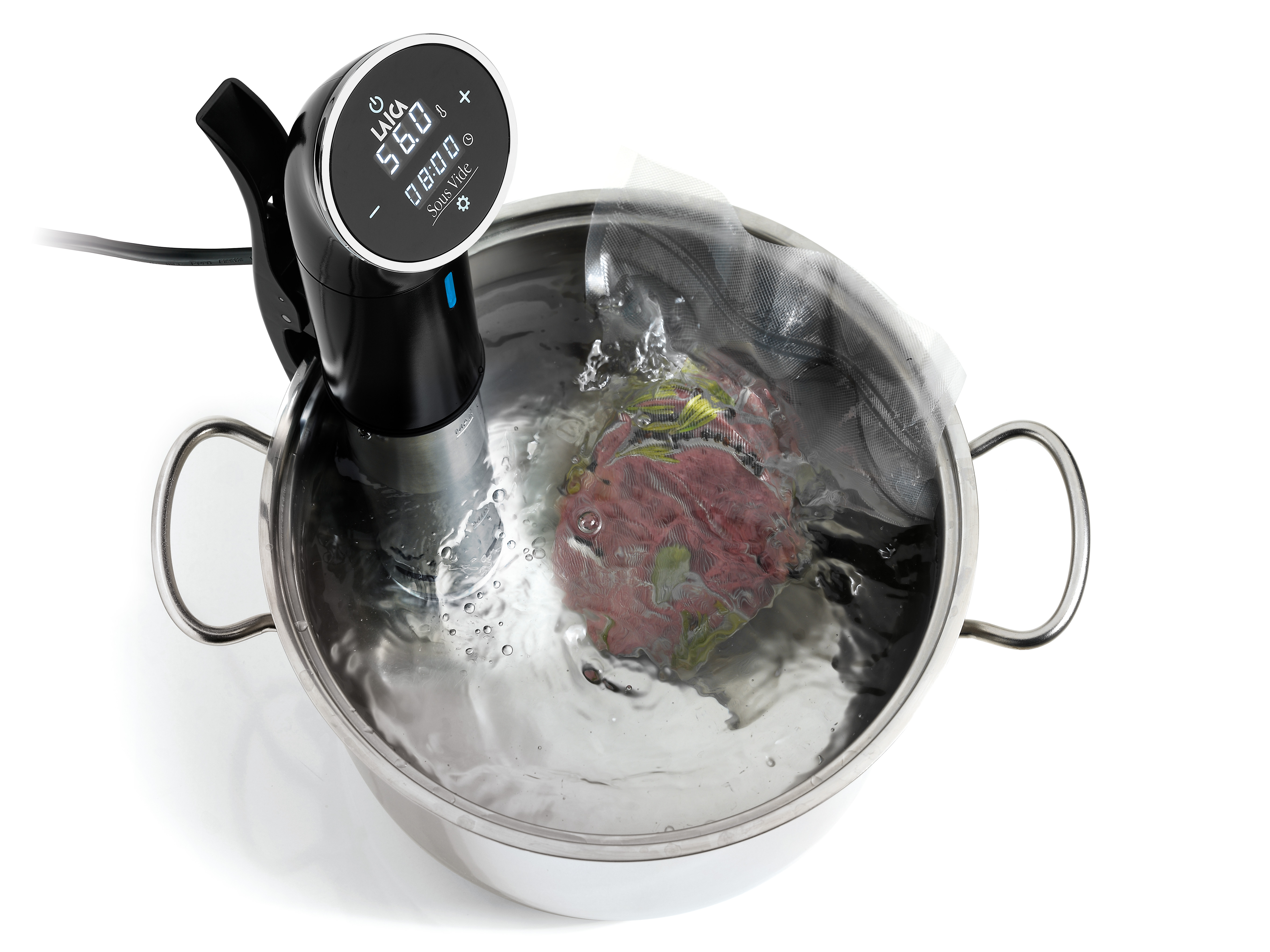 Cocina al vacío con dispositivo negro en olla de acero inoxidable con agua y bolsa de vacío con carne.