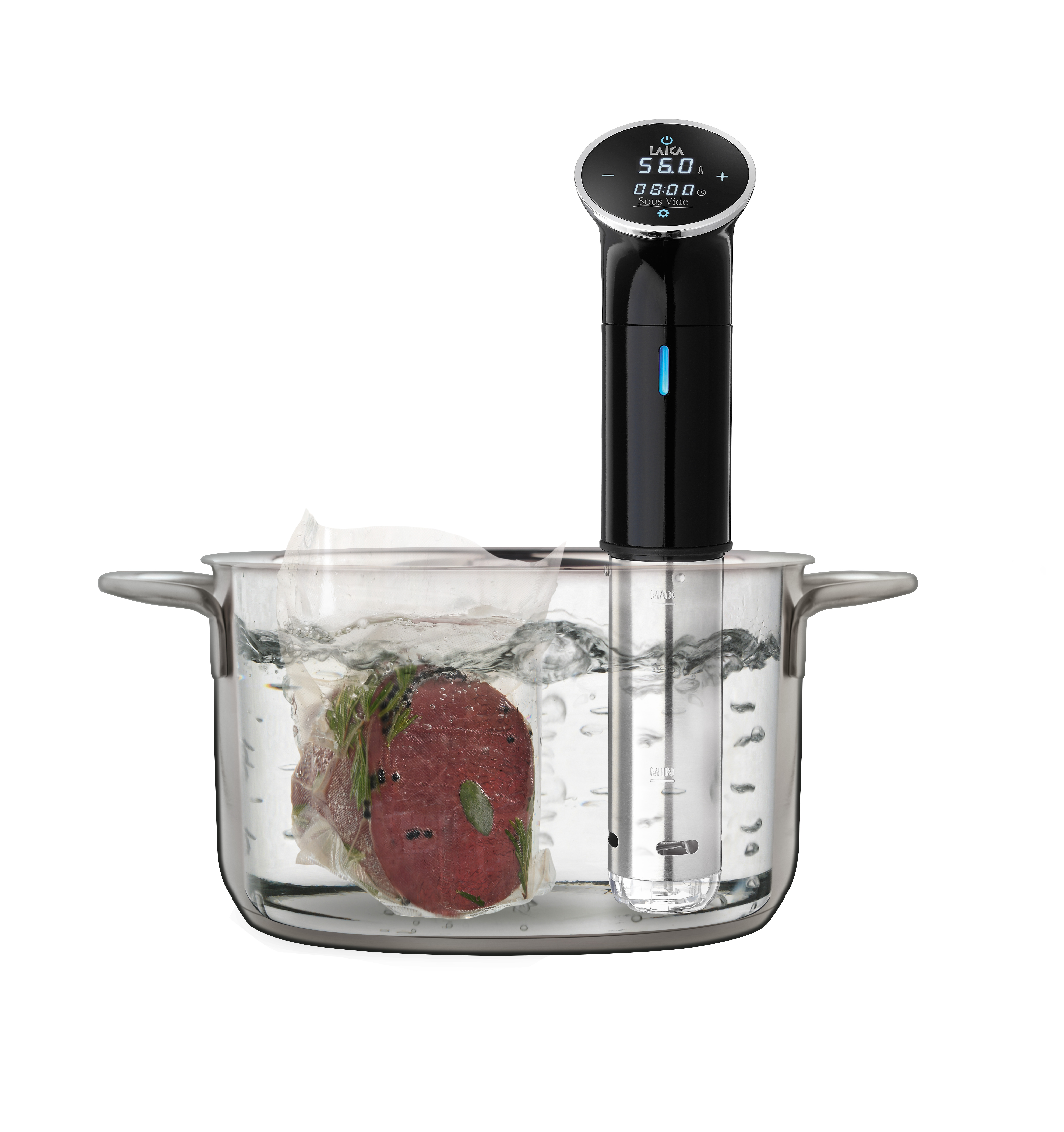 Un cocinero sous vide en una olla con agua y un trozo de carne sellado al vacío.