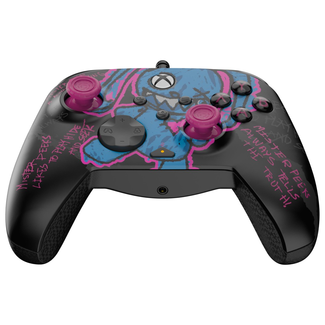 Czarny kontroler Xbox z niebiesko-różowym wzorem graffiti, różowe joysticki.