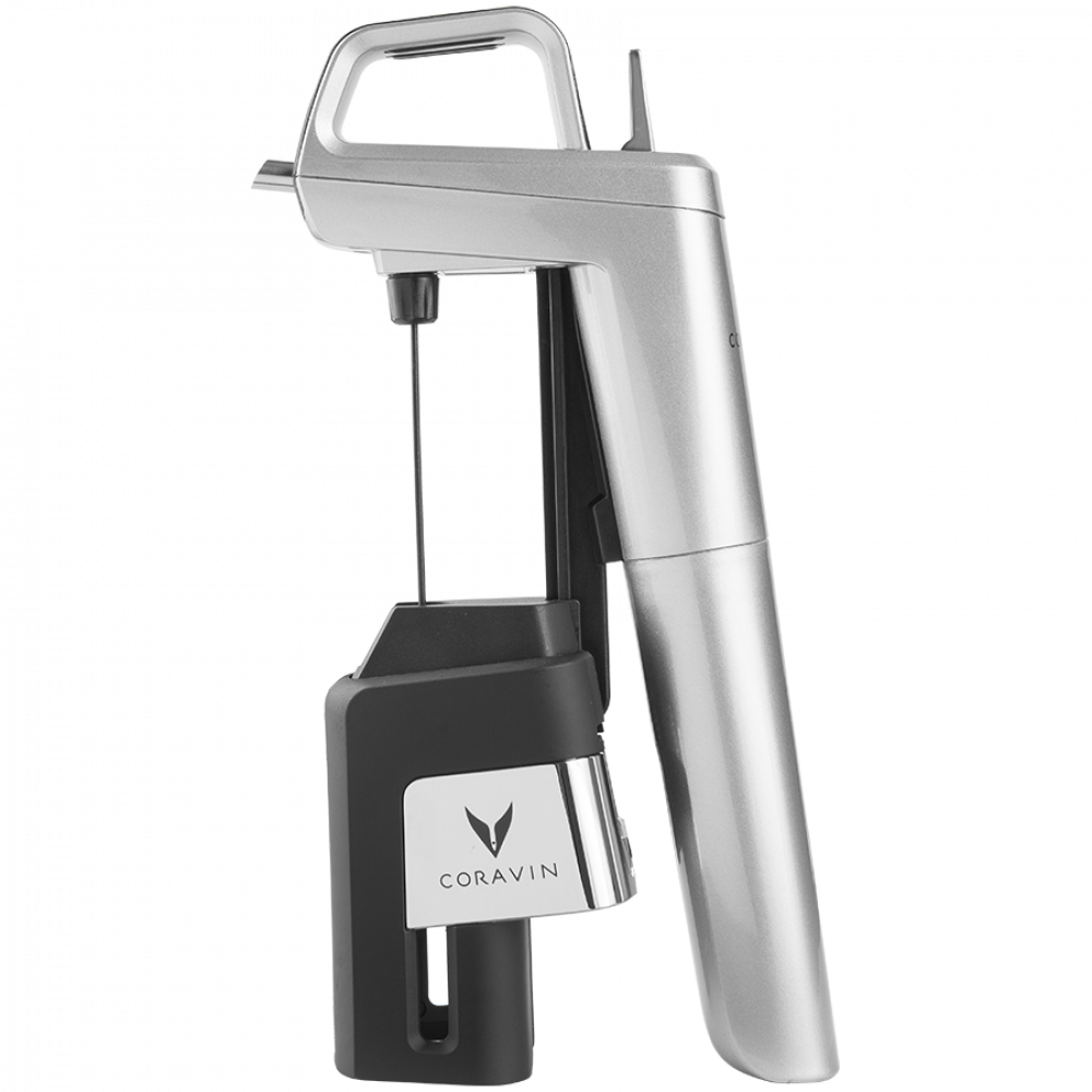 Srebrny aerator do wina z czarną rączką i igłą.