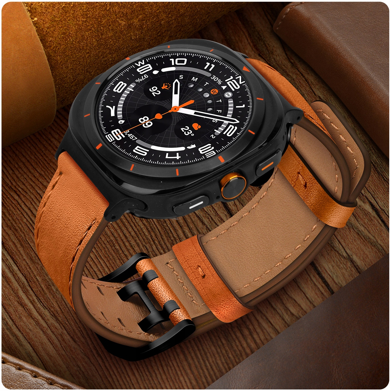 Czarny smartwatch z brązowym skórzanym paskiem na drewnianej powierzchni.