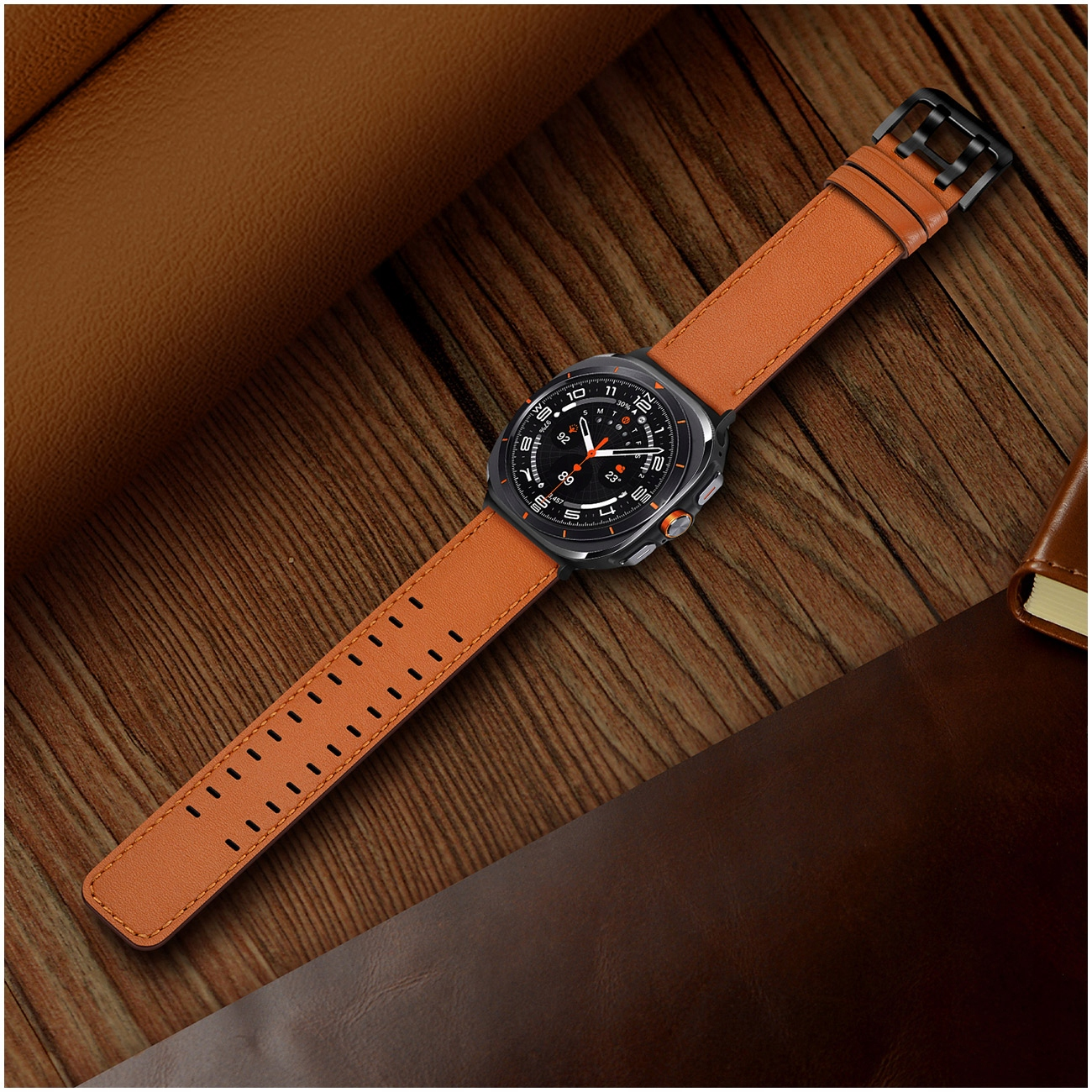 Smartwatch z brązowym skórzanym paskiem na drewnianym tle.