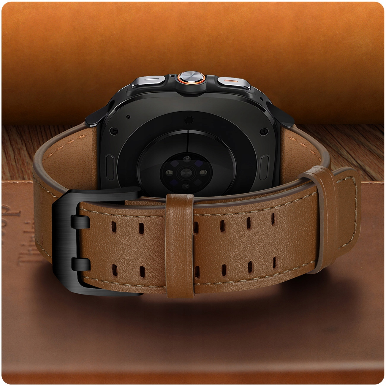 Czarny smartwatch z brązowym skórzanym paskiem i czarną klamrą.
