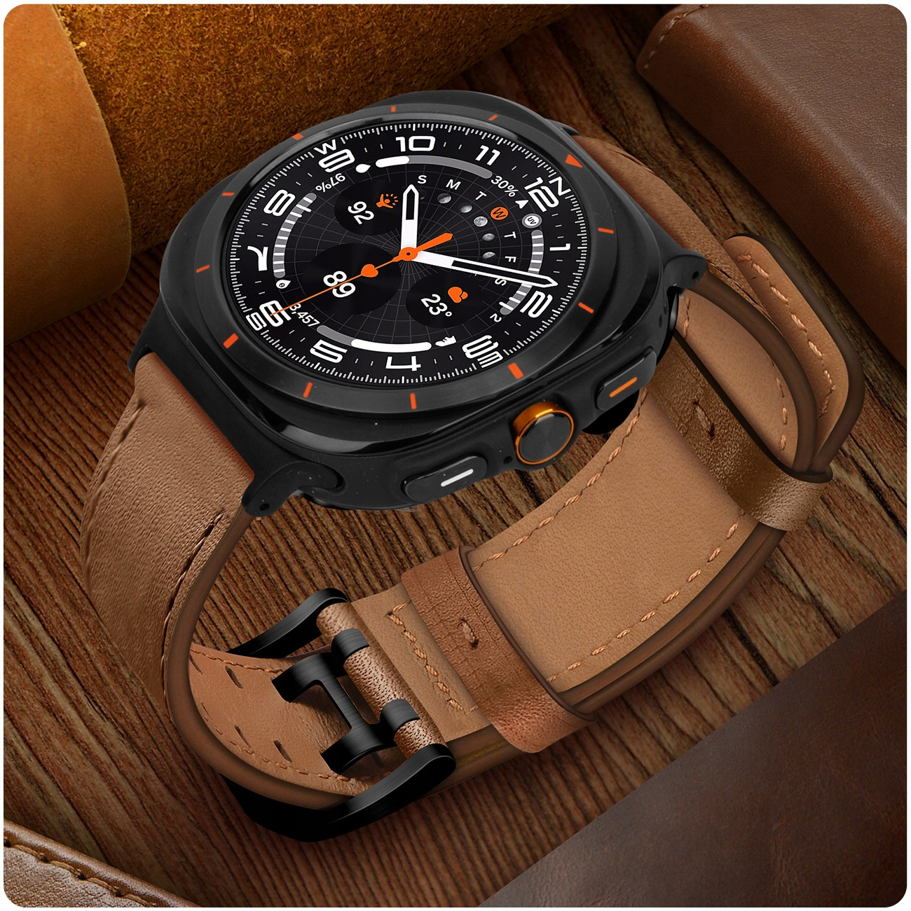 Czarny smartwatch z brązową skórzaną bransoletą na drewnianej powierzchni.