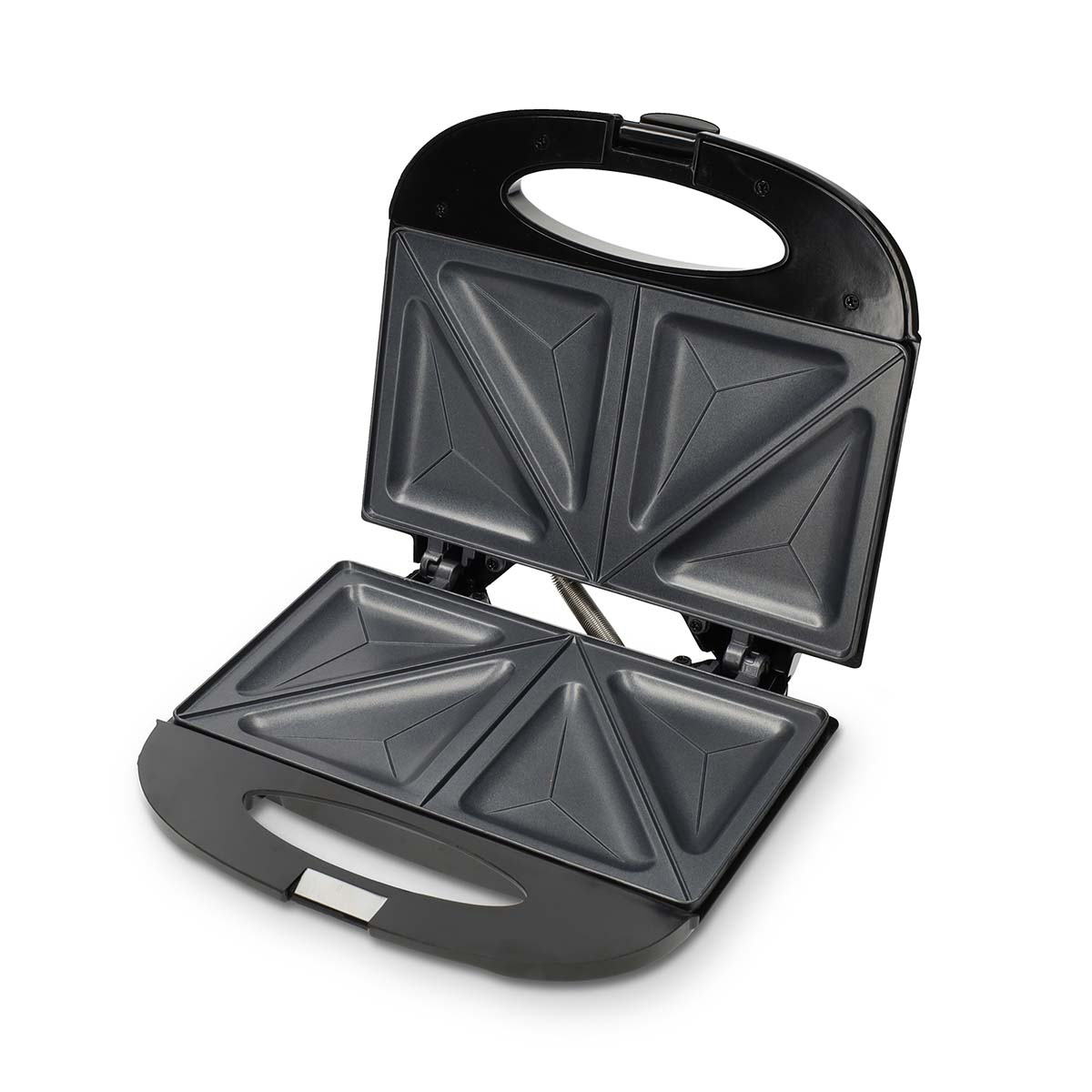 Een zwarte tosti-ijzer met open deksel, waarop vier driehoekige kookplaten zichtbaar zijn.