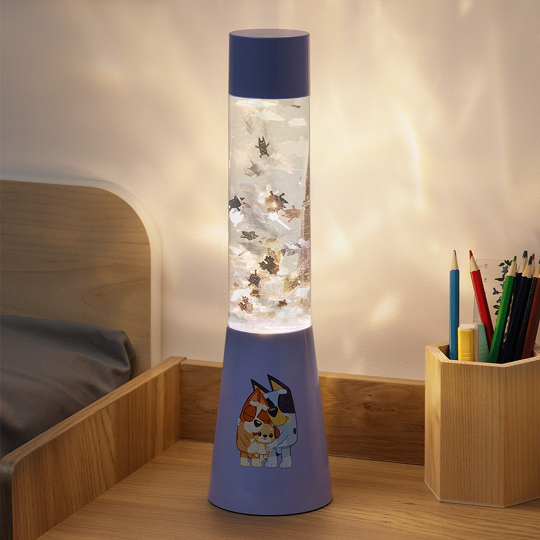 Fioletowa lampa z elementami brokatu i postaciami Bluey, na biurku.