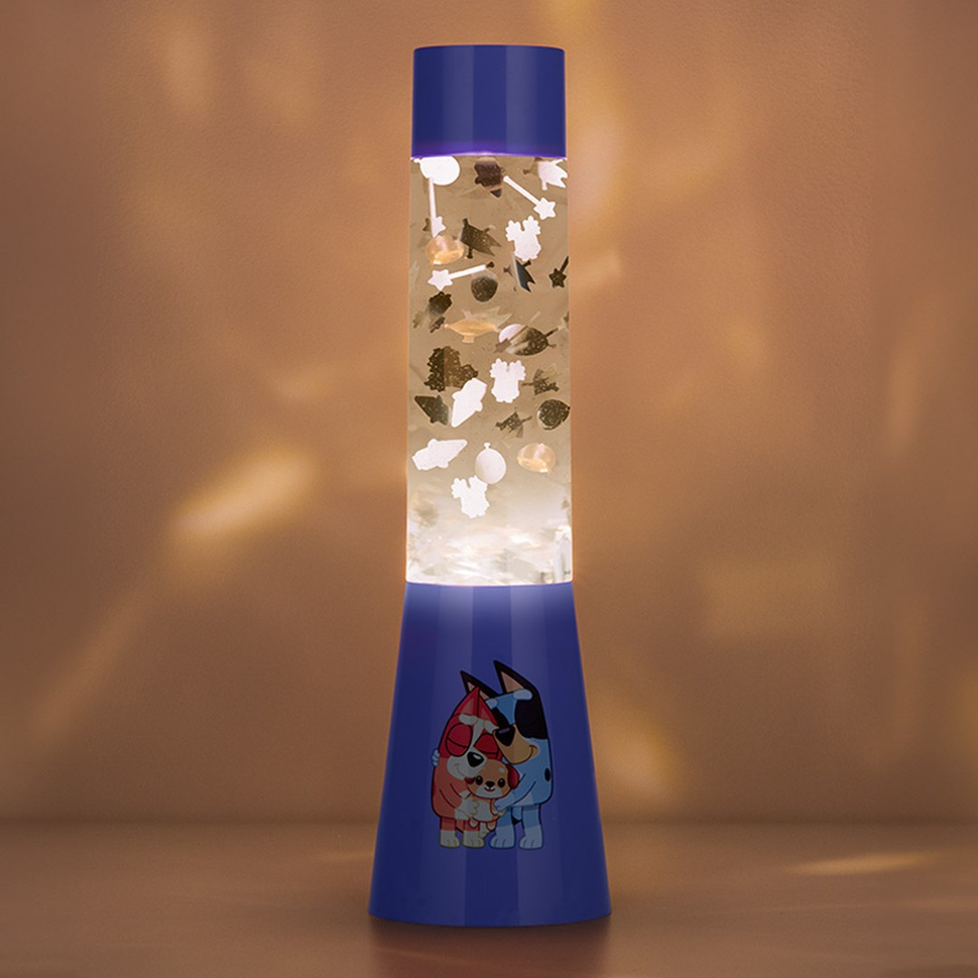 Niebieska lampa z różnymi kształtami w środku i postaciami Bluey u podstawy.