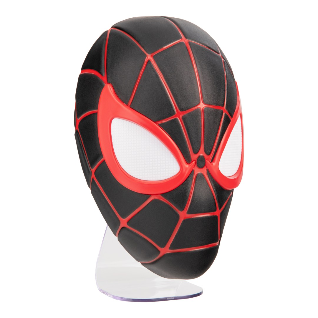 Czarna maska Spidermana z czerwonymi liniami i białymi oczami, na stojaku.