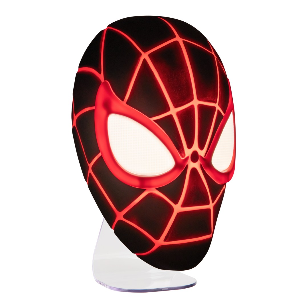 Czarna maska Spidermana z lśniącymi czerwonymi liniami i białymi oczami, na stojaku.