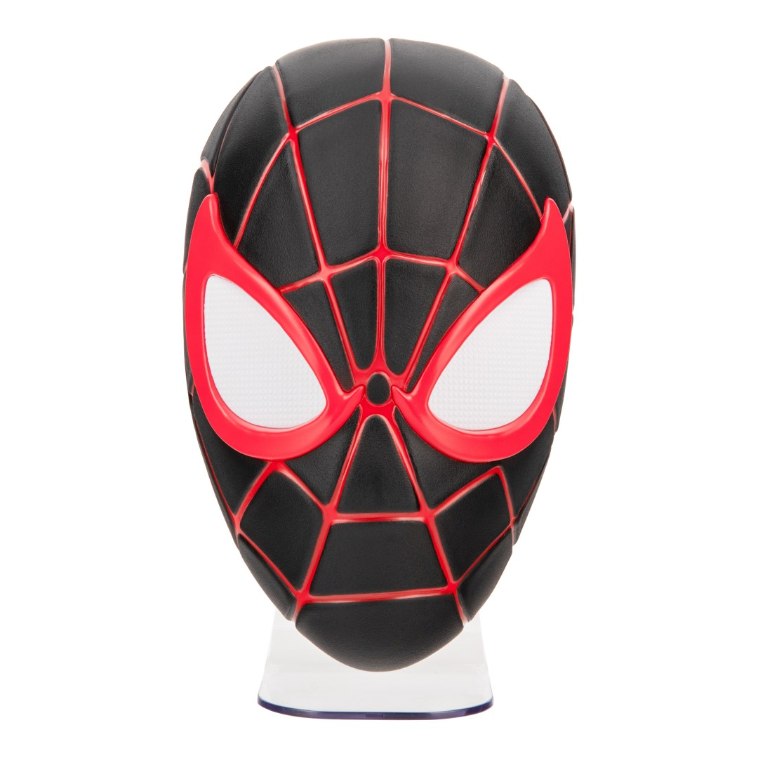 Czarna maska Spider-Mana z czerwonymi liniami i białymi oczami, na stojaku.