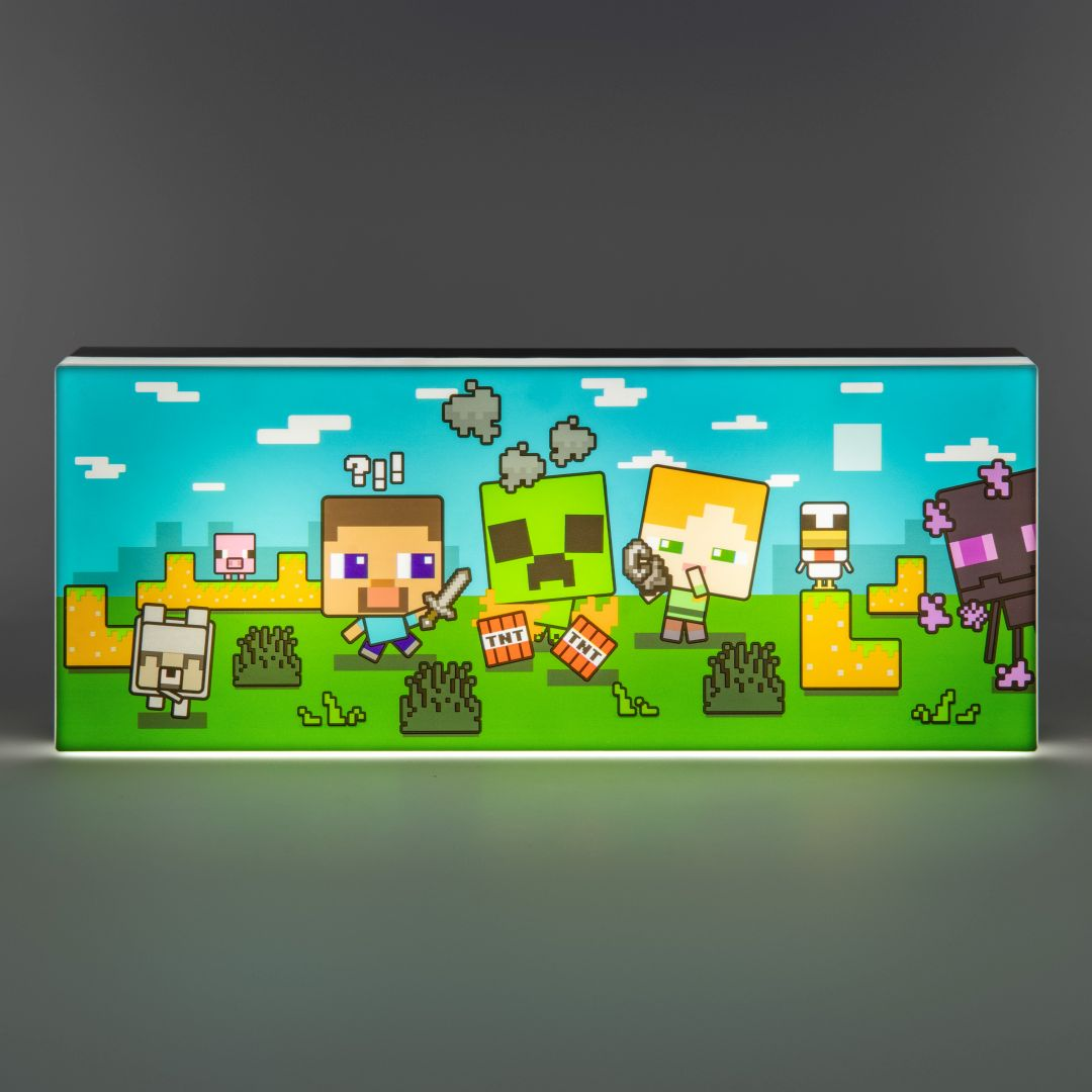 Postacie z Minecraft Steve, Creeper, Alex, Enderman, świnka, pies i kurczak na zielonej trawie.