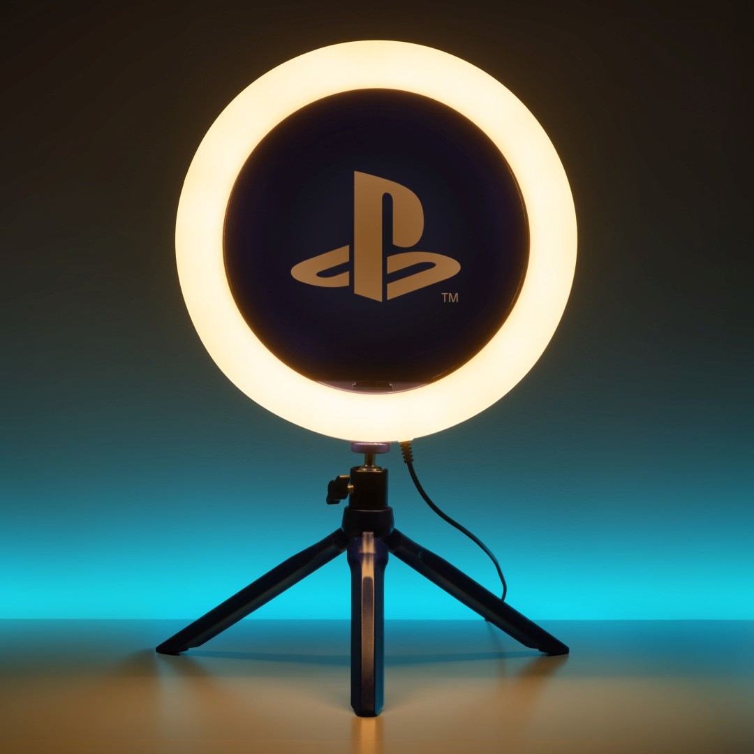 Świecące światło pierścieniowe z logo PlayStation, na statywie.