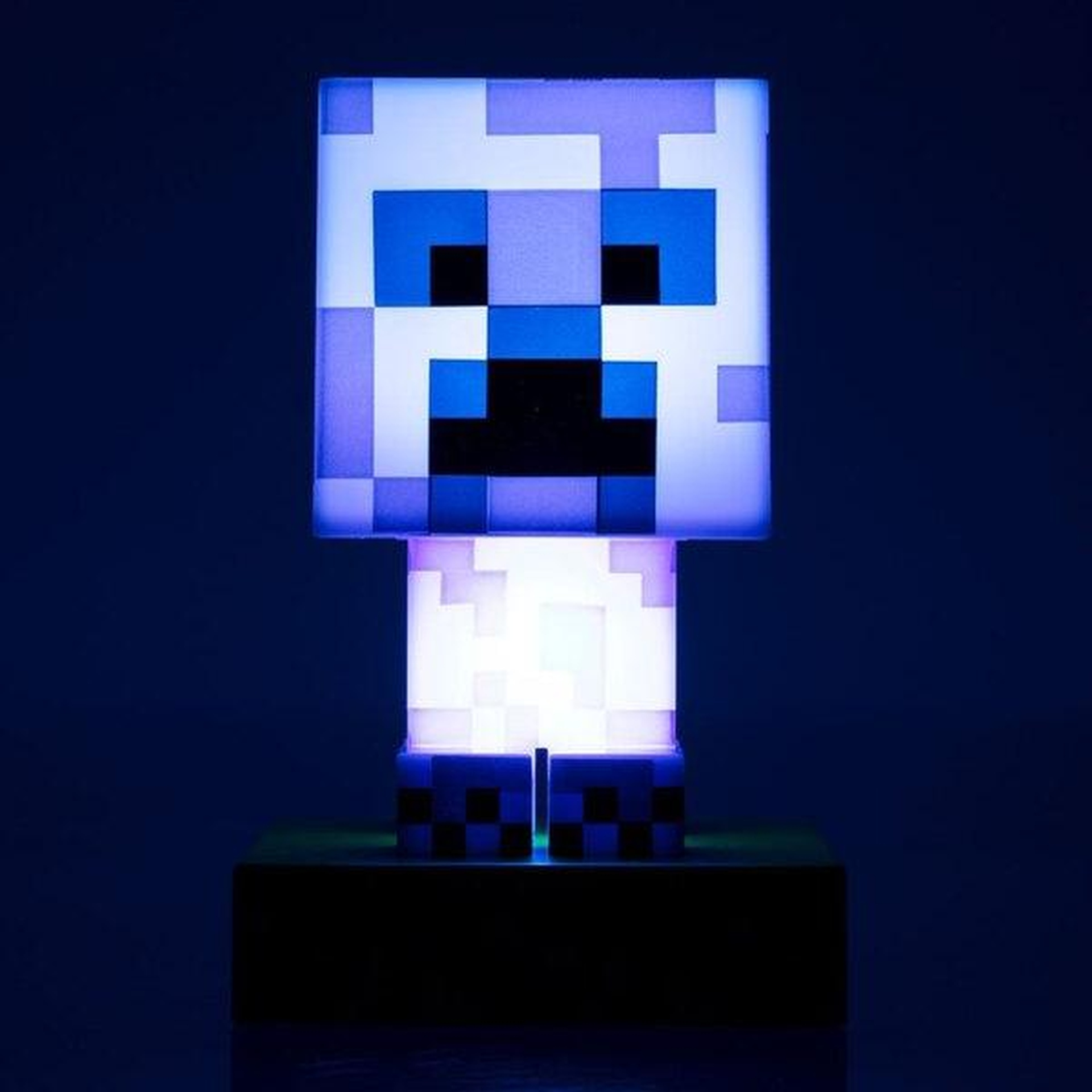 Podświetlana figurka Minecraft Creeper na ciemnej podstawie.