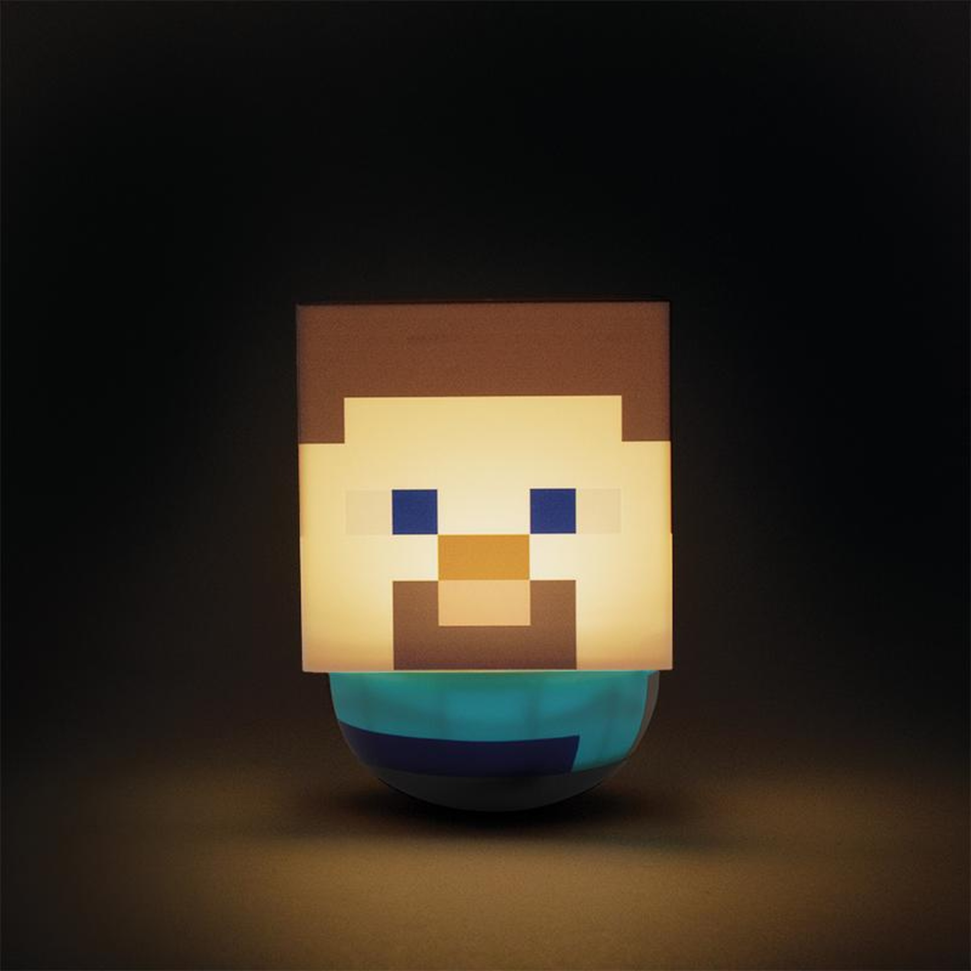 Lampa postaci z Minecraft z brązowymi włosami, niebieskimi oczami i koszulką.