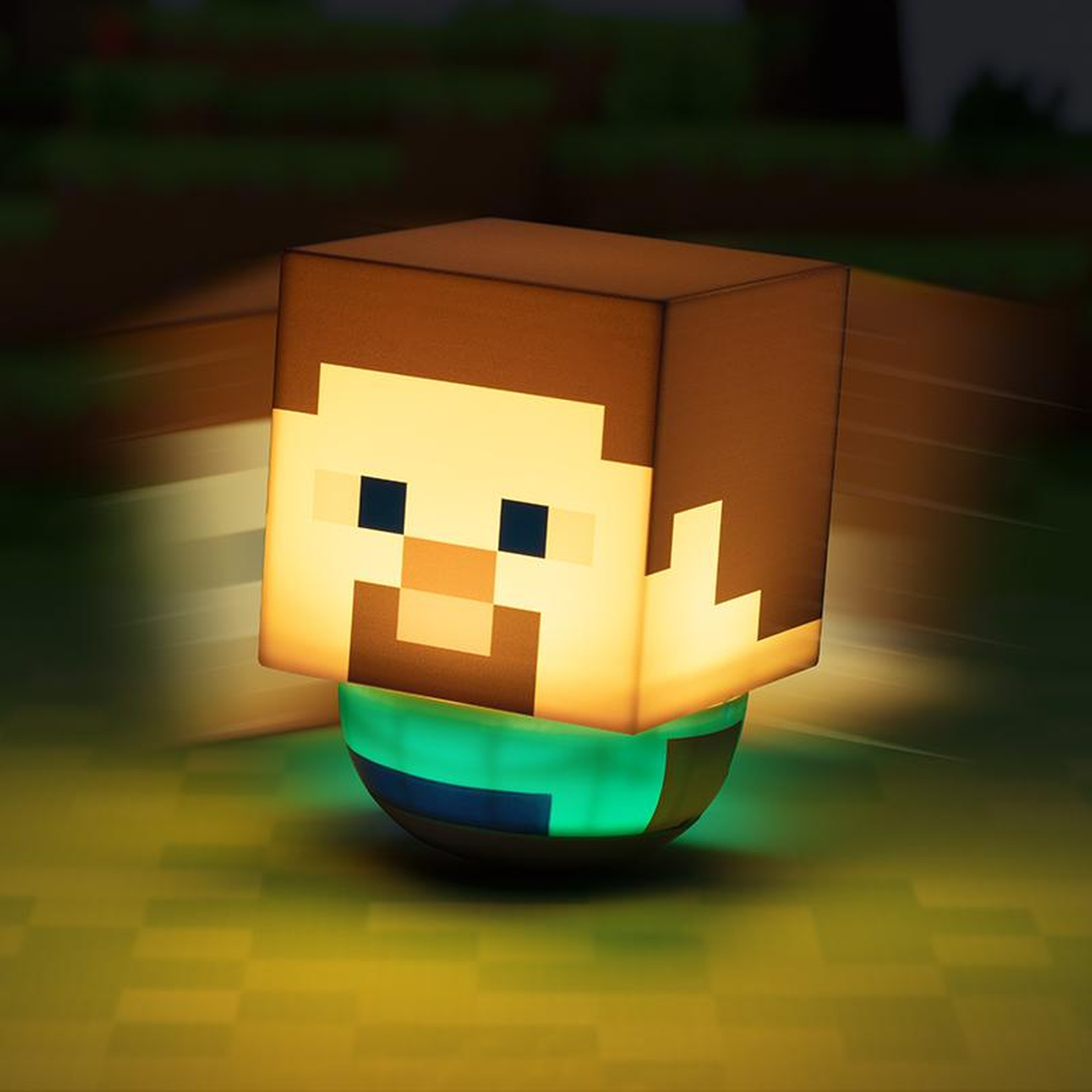 Podświetlona głowa postaci z Minecraft z brązowymi włosami i zielonym ubraniem na kratkowanym podłożu.