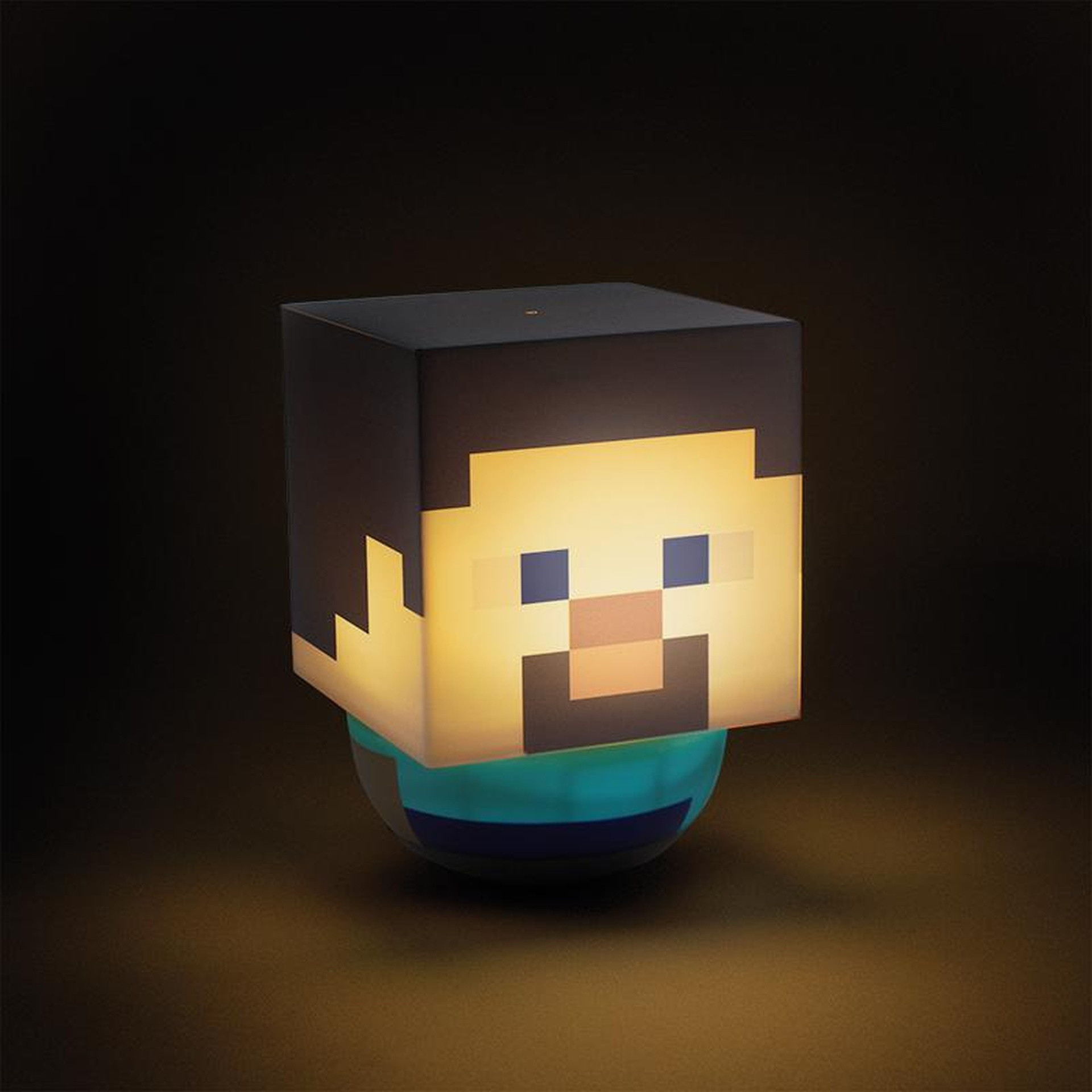 Podświetlana lampa w kształcie głowy Steve'a z Minecrafta na ciemnym tle.
