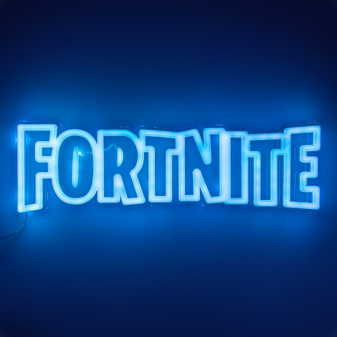 Neonowy napis FORTNITE w jasnoniebieskim świetle na ciemnoniebieskim tle.