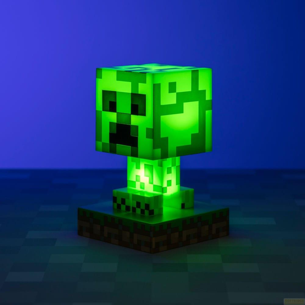 Zielona lampa Minecraft Creeper na podstawie z bloku, jasno świeci.