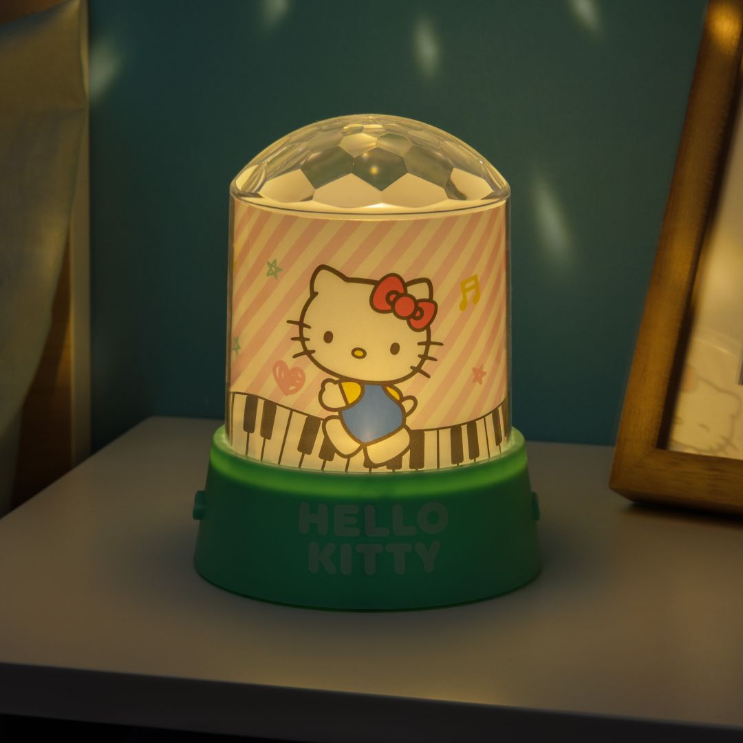 Lampa Hello Kitty z motywem klawiatury fortepianu i kulą dyskotekową na górze.