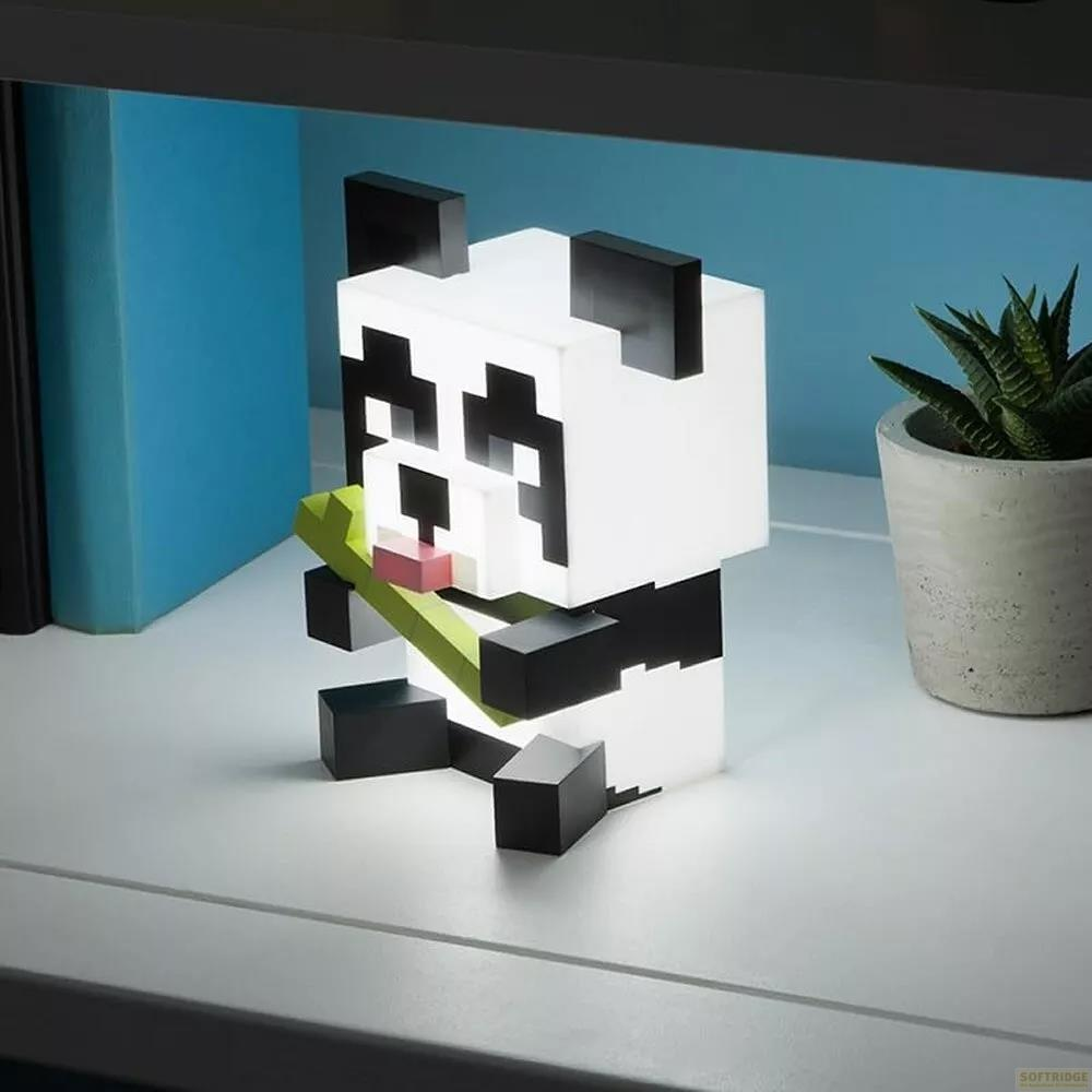 Kostkowata lampka nocna panda trzyma zieloną łodygę bambusa.
