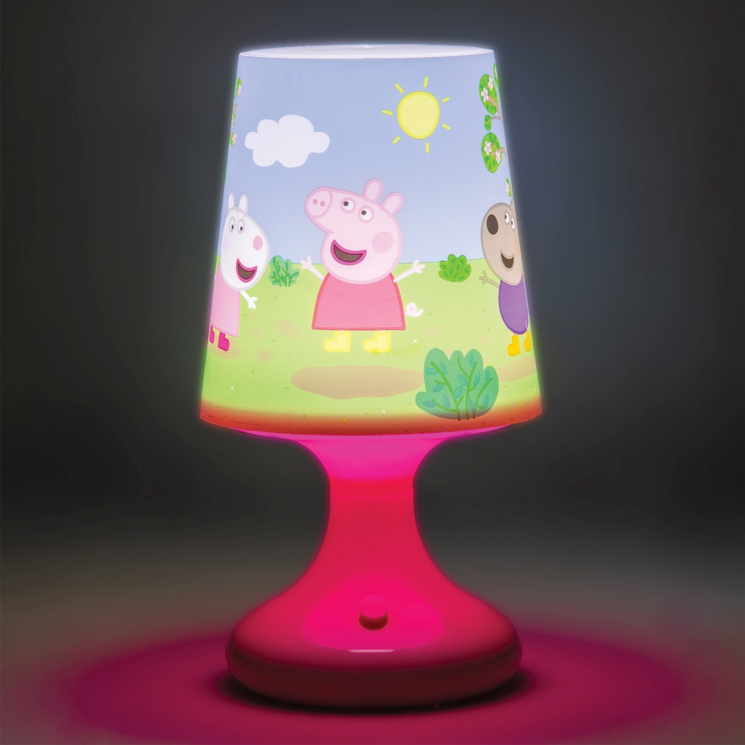 Lampa Peppa Pig z postaciami na zewnątrz pod słońcem i chmurami.