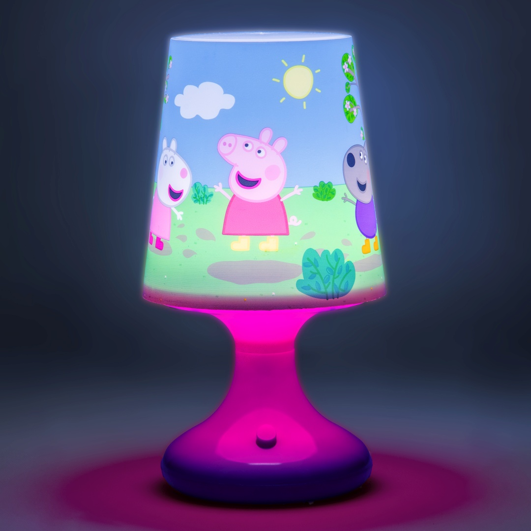 Lampa Peppa Pig z postaciami stojącymi na zielonym polu.