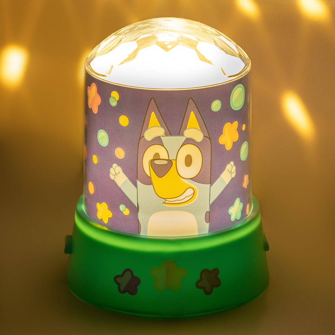 Lampa z motywem Bluey na fioletowym tle z kolorowymi gwiazdkami i kółkami.