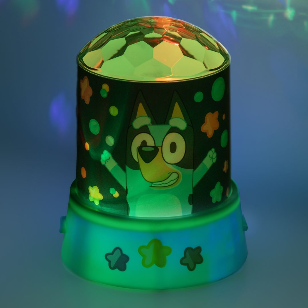 Lampka nocna z motywem Bluey świeci na zielono kolorowymi światłami.