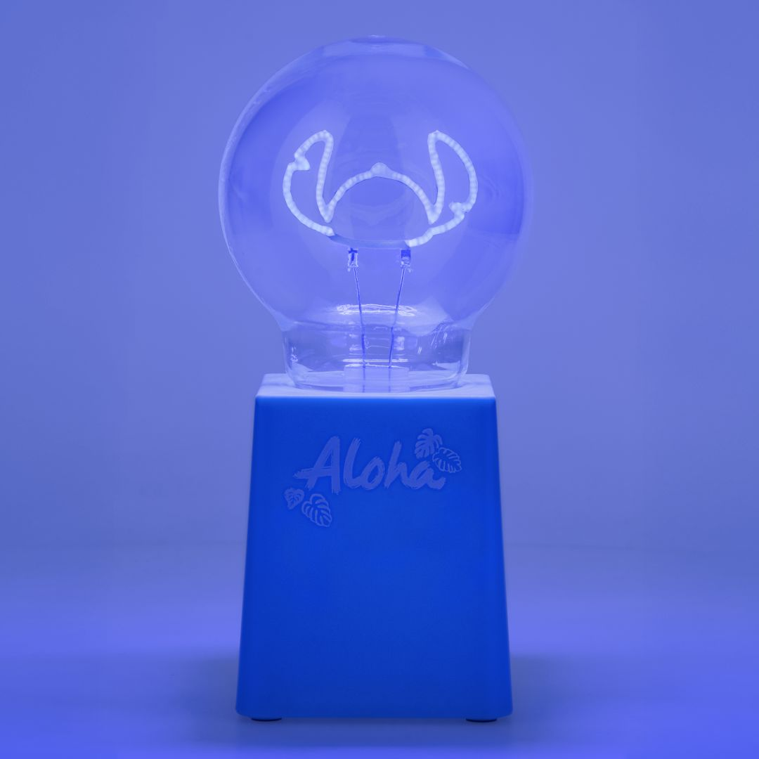 Niebieska lampa z żarówką przedstawiającą Stitcha, z napisem 'Aloha' na podstawie.