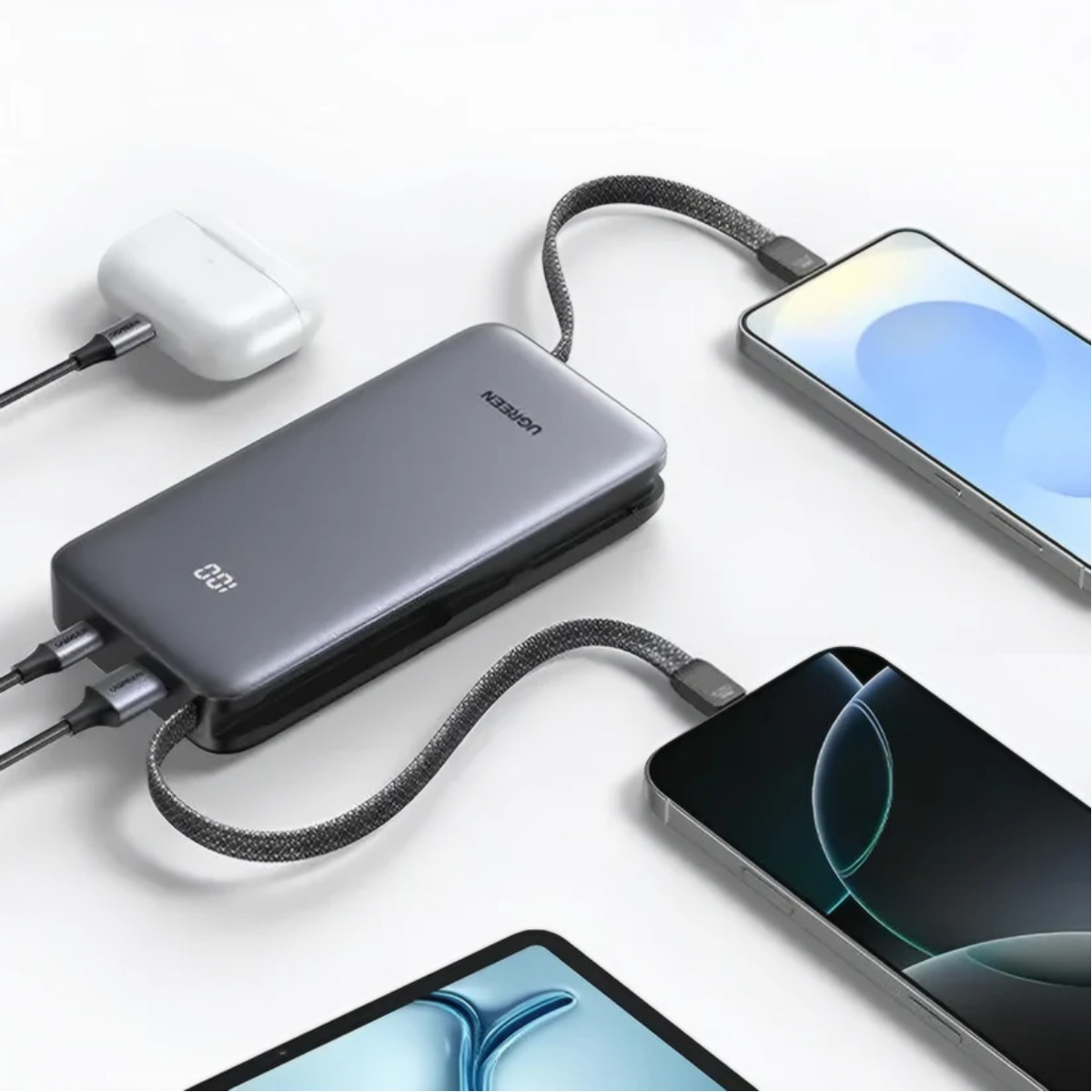 Power bank grigia con 3 dispositivi collegati: due smartphone e una custodia.