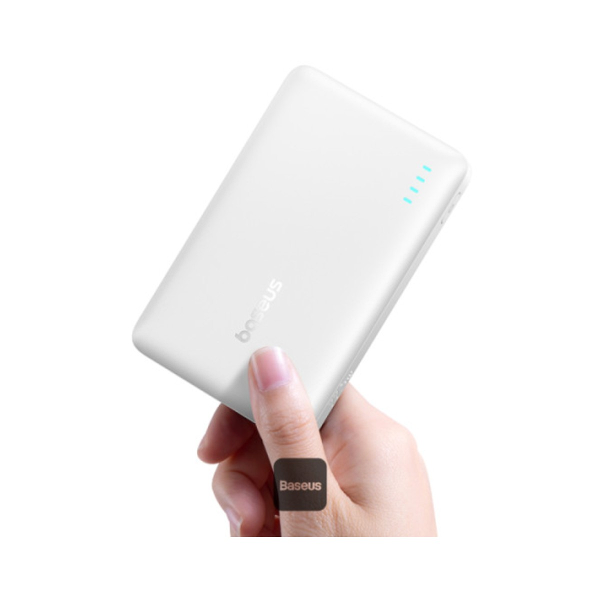 Un power bank bianco è tenuto da una mano, con un logo Baseus.