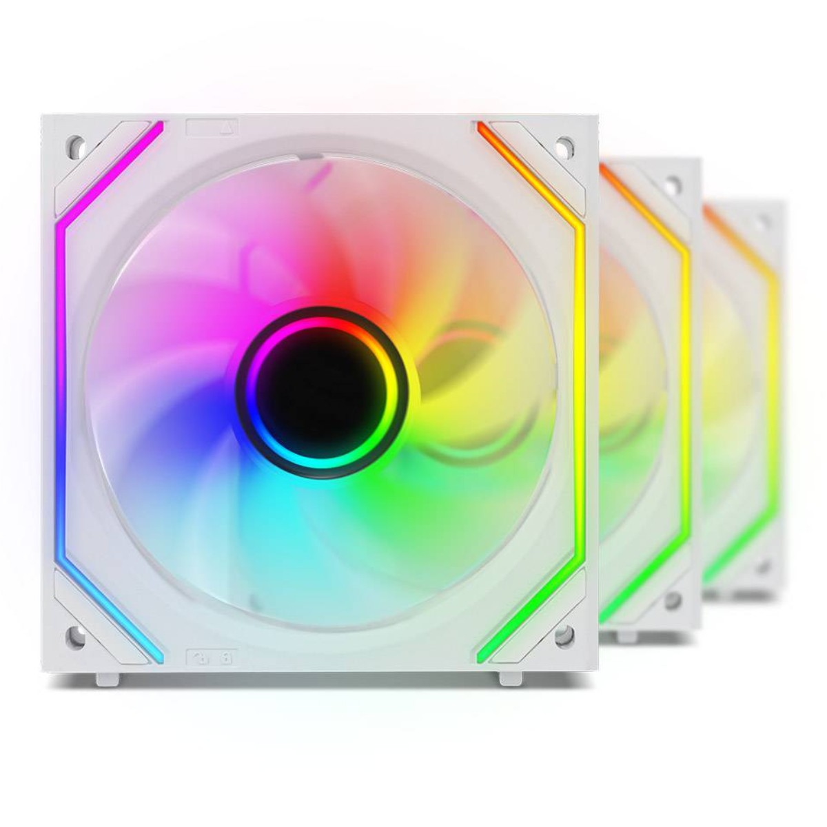 Tre ventole bianche con illuminazione RGB colorata su sfondo bianco.